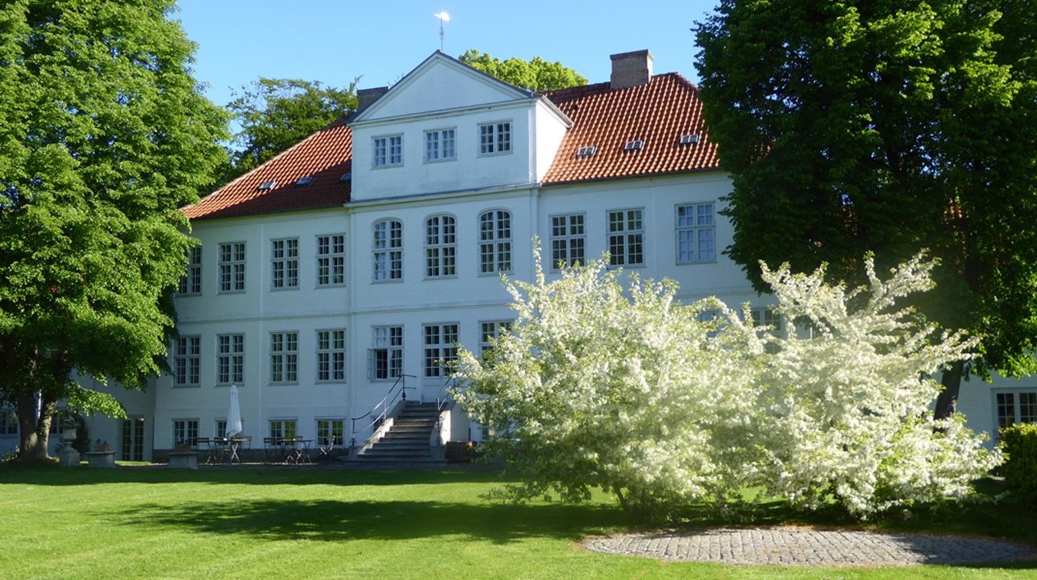 Fondet for Dansk-Norsk Samarbejde har haft hjemsted på Schæffergården, men har ønsket at sælge bygningen af økonomiske årsager.<br>