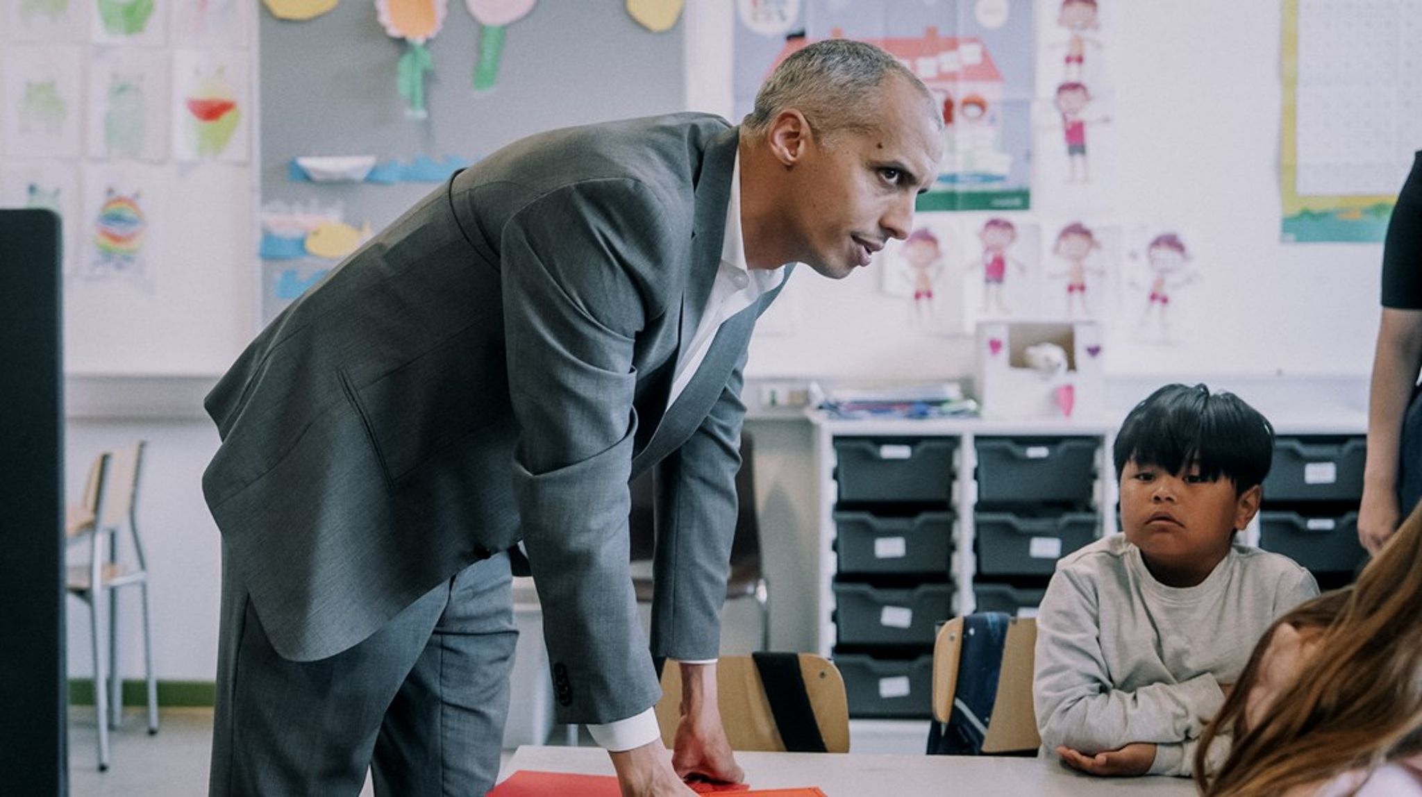 Børne- og undervisningsminister Mattias Tesfaye ønsker sammen med regeringen at lave tydeligere rammer for, hvornår og hvordan skolens personale kan gribe fysisk ind over for elever. I regeringens udspil til finansloven for 2026 er der sat penge af til en model for fysisk indgriben i folkeskolen.&nbsp;&nbsp;