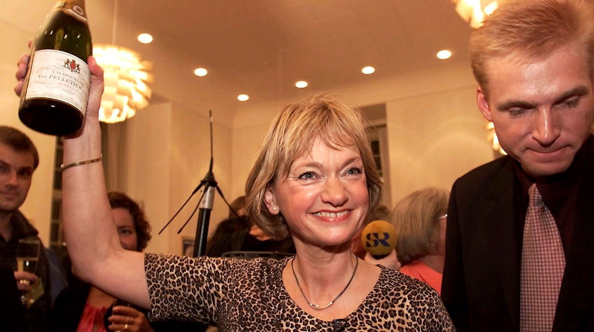 Pia Kjærsgaard fejrer nej'et til euroen, som hun anser for sin største politiske bedrift. Hun flankeres af Kristian Thulesen Dahl, dengang havde de to stadig et varmt forhold. Foto:&nbsp;Jørgen Jessen/Nf-Nf/Ritzau Scanpix&nbsp;