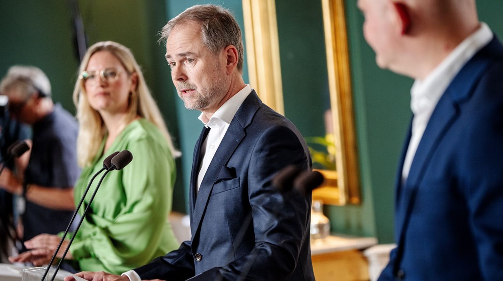 Regeringen har fremlagt et finanslovsforslag for 2026, der for flere ministerier betyder faldende bevillinger og administrative besparelser med afskedigelser som følge.