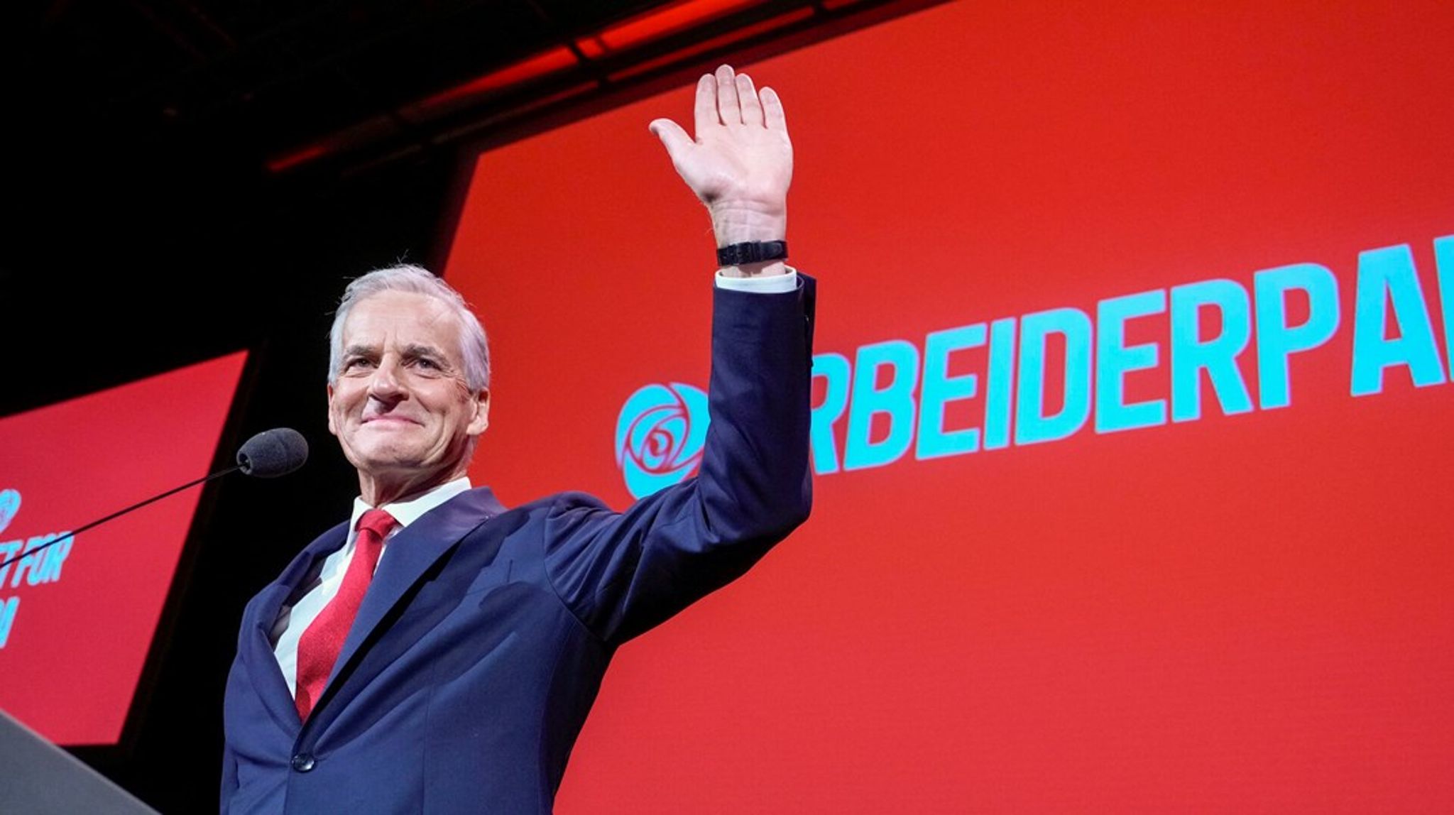 Arbeiderpartiets formand, Jonas Gahr Støre, kan se frem til fire år mere som statsminister efter en overbevisende sejr ved det norske stortingsvalg.