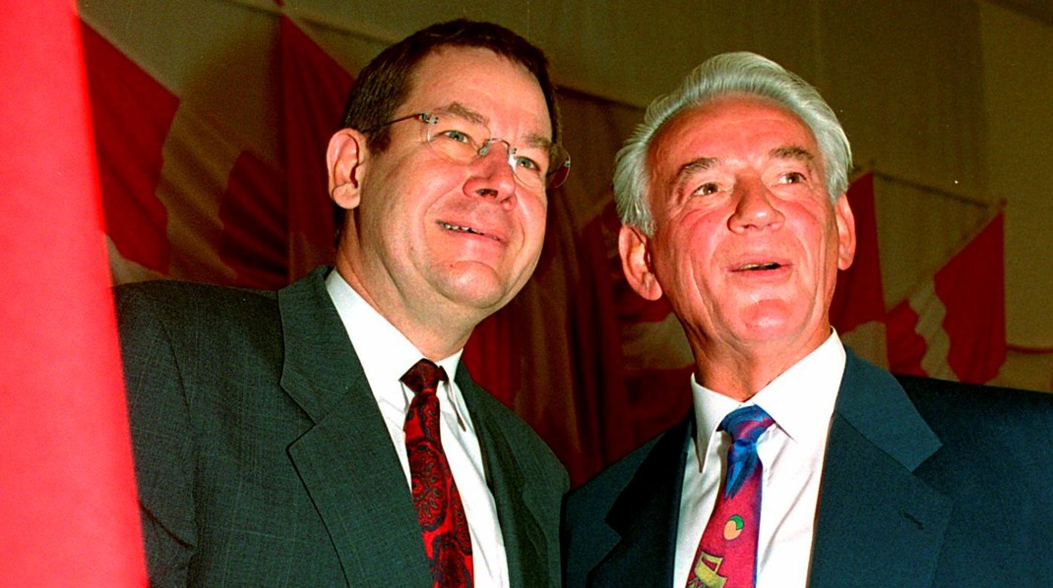 Efter 17 år forlod Hardy Hansen i 1996 posten som formand for Specialarbejderforbundet i Danmark. Her er han sammen med daværende statsminister Poul Nyrup Rasmussen (S) ved sin afskedsreception.<br><br>