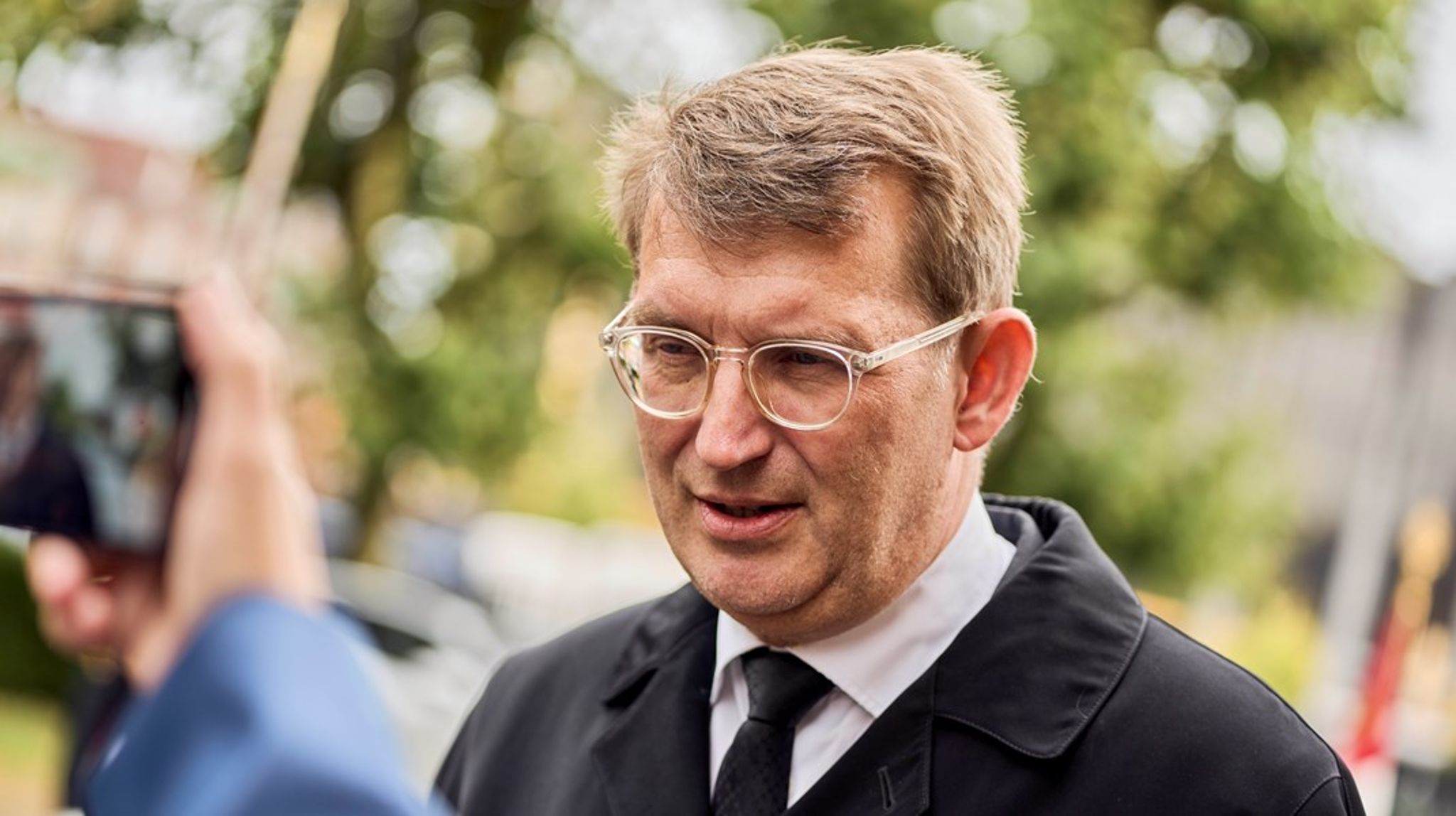 Kigger man nærmere på de fire borgerlige partiers store bededags-forslag, kunne noget tyde på, at de selv er noget usikre på, om det overhovedet kan lade sig gøre – selv hvis de får flertal, skriver&nbsp;Benny Damsgaard.