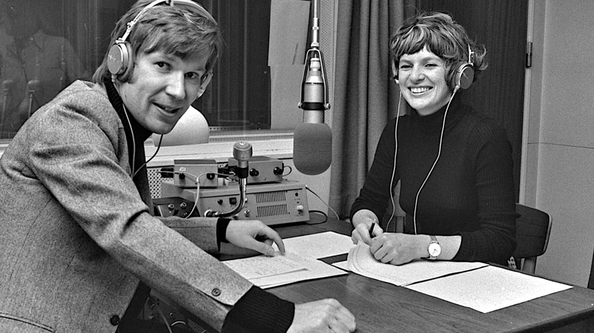 Fra 1969 til 1977 sendte DR's P3 hver torsdag formiddag telefonønskeprogrammet ”Pia og Peter spiller klassisk” med millionlyttertal. Nu er han, Peter Borgwardt, død, 83 år og efterlader sin hustru siden 1966 Pia Borgwardt samt børn og børnebørn.