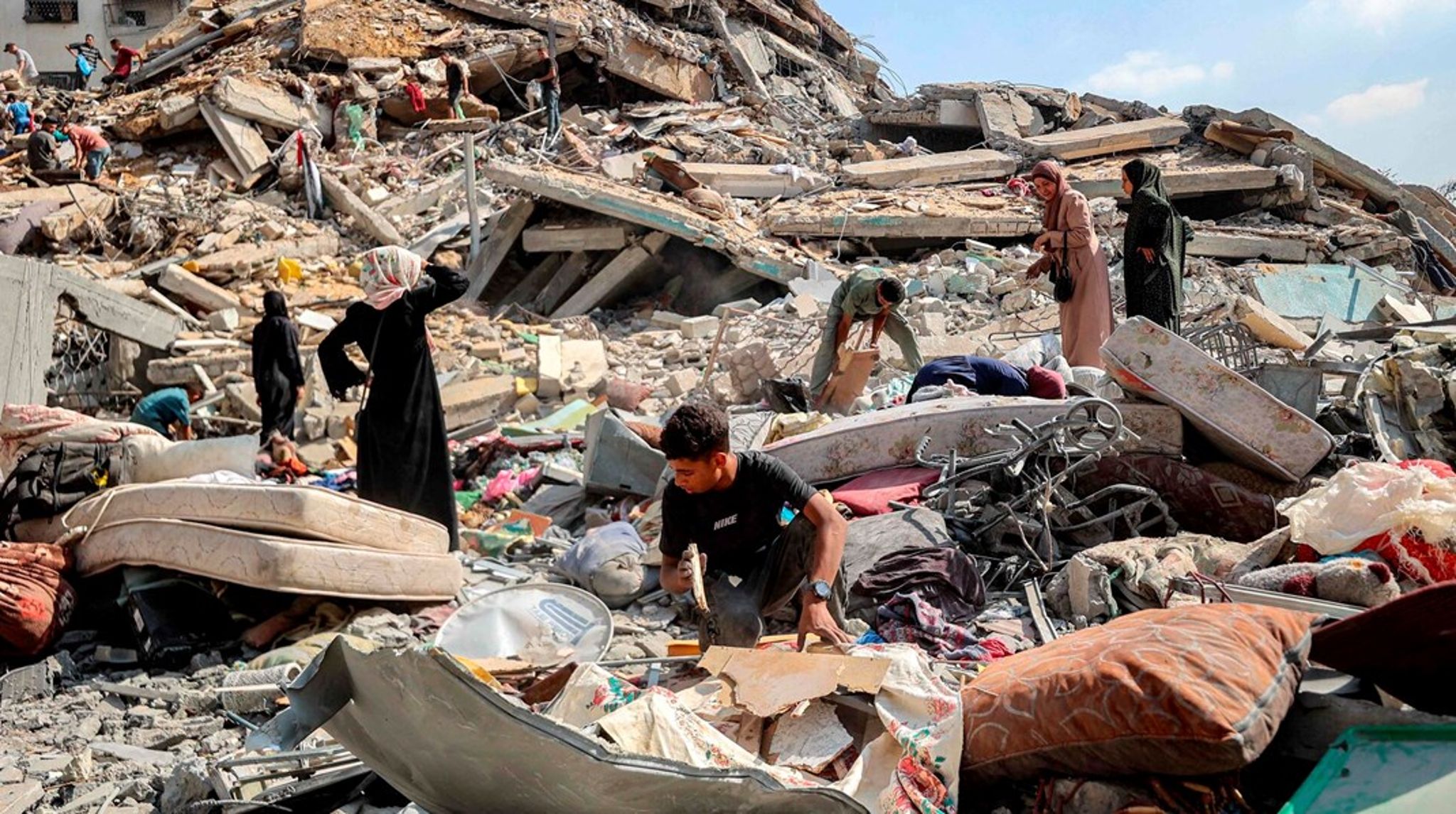 Israels angreb på civile er ikke blot utilsigtede krigsskader, men mønstre, som internationale organer nu vurderer, kan falde ind under folkedrabskonventionen, skriver Nima Zamani.