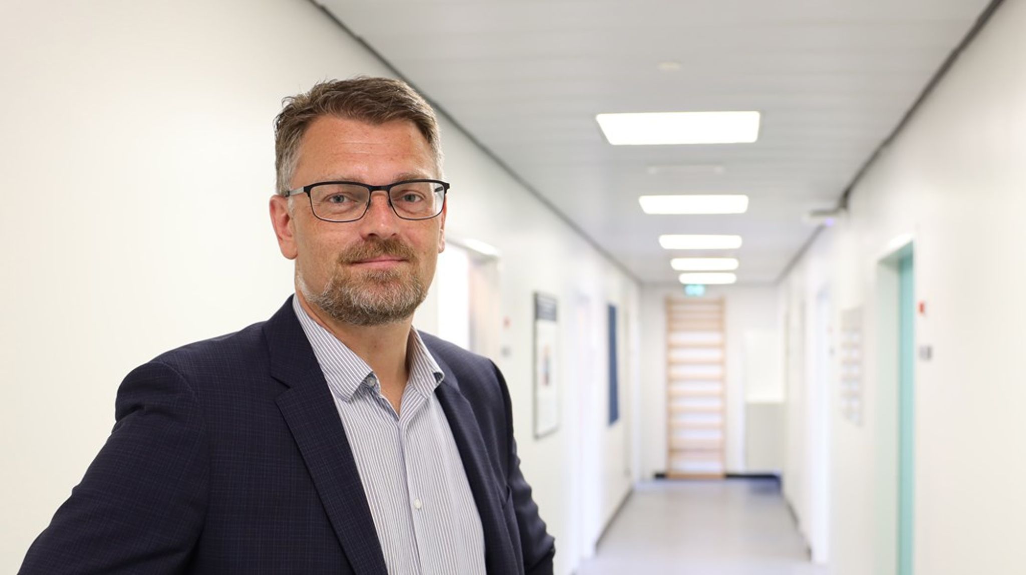 Michael Dall har en baggrund som speciallæge og ph.d. i medicinske mavetarm sygdomme samt en master i offentlig ledelse.
