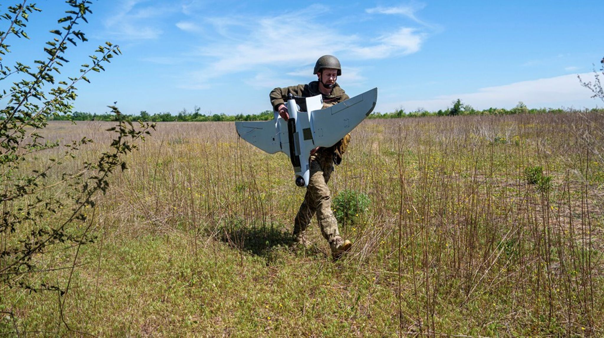 En ukrainsk soldat bærer en miltærdrone af typen Furia nær fronten i regionen Donetsk. Endnu vides det ikke, hvilken type droner, der har truet sikkerheden i Danmark og andre EU-lande de seneste dage. Op til et topmøde i næste uge rådfører EU sig med ukrainerne om, hvordan Europa kan opbygge et effektivt droneforsvar.