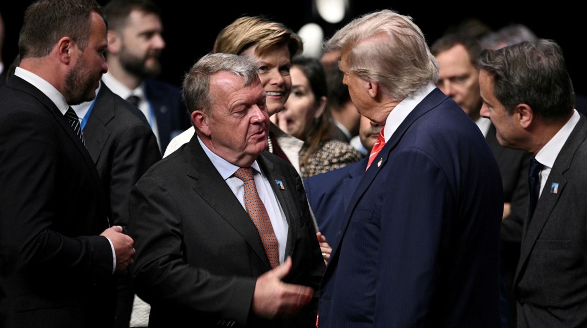 "Det hele mindede mig om en scene i filmen 'Love Actually', hvor Hugh Grant som britisk statsminister tager et opgør med USA's præsident. Men dette var ikke film. Det var virkelighed," skriver Jens&nbsp;Stoltenberg i sin nye bog.