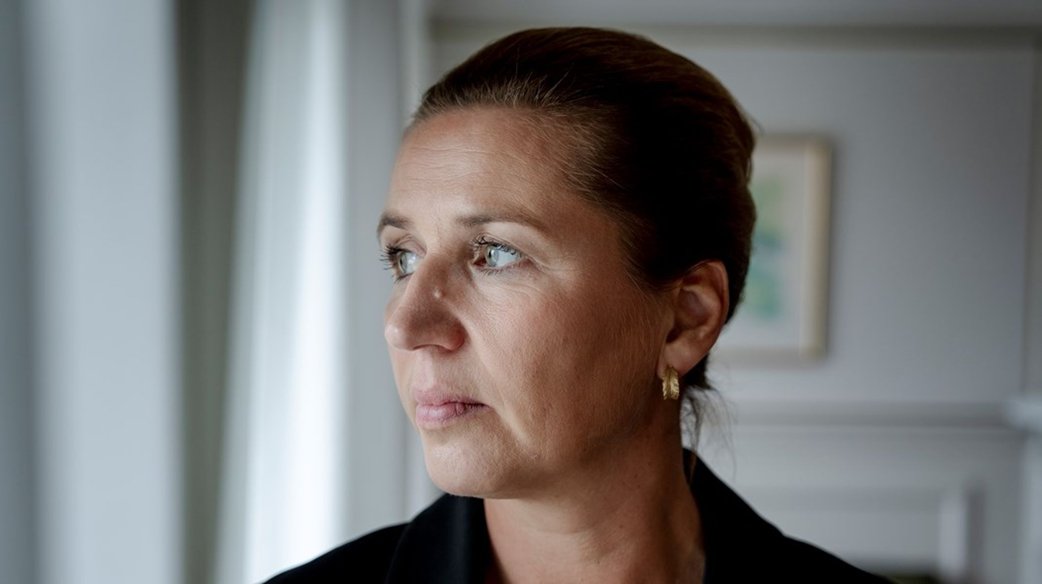 Halvanden uge efter de første droneanslag står det klart, at regeringen gør klogt i at undlade at kopiere Anders Fogh Rasmussen, der i perioden efter terrorangrebet i 2001 ofte affærdigede sine kritikere med sort-hvide afklapsninger,&nbsp;skriver Helle Ib.<br>
