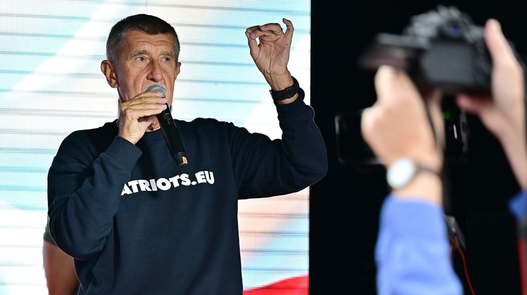 Han er gode venner med ungarske Viktor Orbán, men havde også et godt forhold til den franske præsident Macron, da han sidst var premierminister i Tjekkiet. Nu venter alle spændt på, hvem Andrej Babiš denne gang danner alliancer med, hvis han som forventet generobrer posten som premierminister i det centraleuropæiske land.
