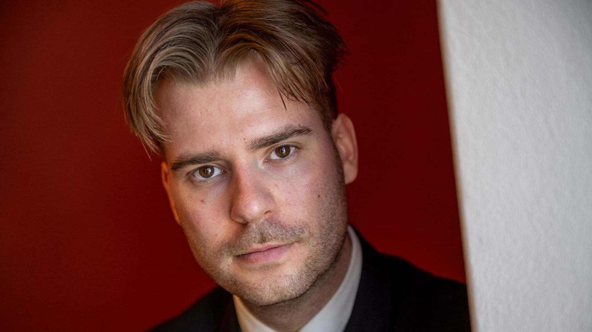 Historien har altid tilhørt dem, der turde tro på noget større end sig selv. Dem der turde sejle mod strømmen, selv når stormen rasede. Og nu er det højrefløjens tur til at slå sejlene ud,&nbsp;skriver Mitchel Oliver.