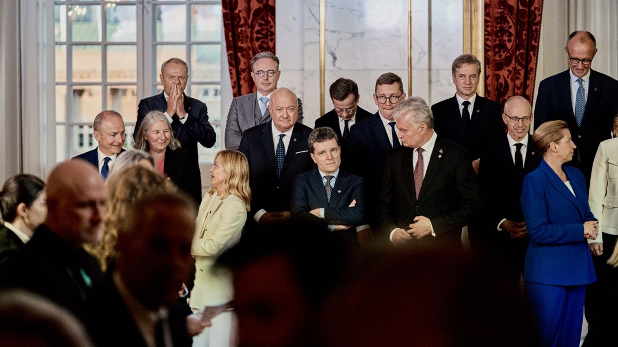 Lederne fra Polen, Italien, Belgien, Sverige, Tyskland og en række andre EU-lande gør klar til familiefoto på Christiansborg sammen med deres vært, statsminister Mette Frederiksen (S).