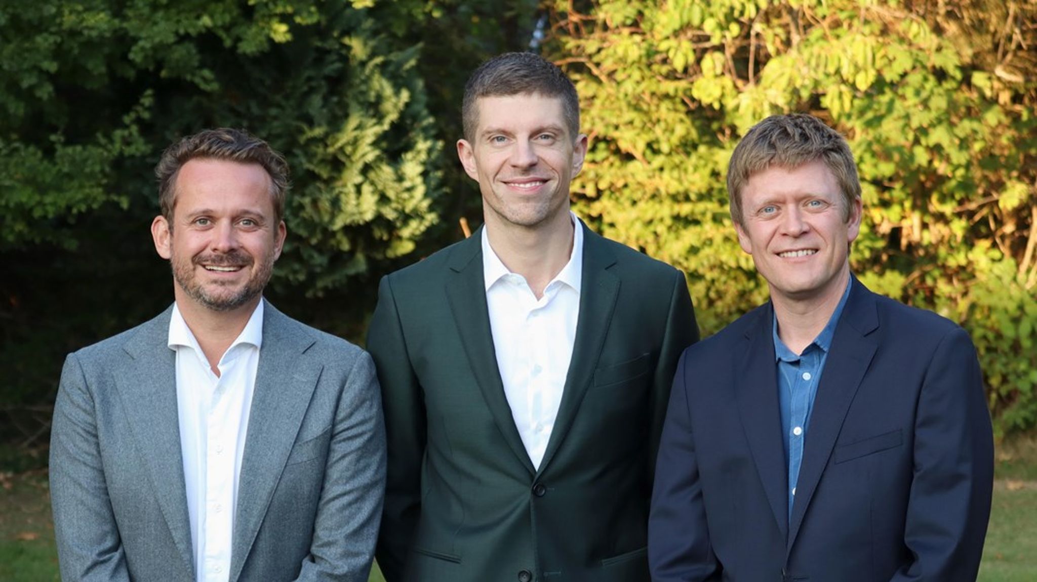 Michael Dahl (til venstre) er ny partner i Rud Pedersen. Rasmus Bønneland (til højre) er ny energichef. Her står de med partner og administrerende direktør&nbsp;Jens Hjorth-Larsen.