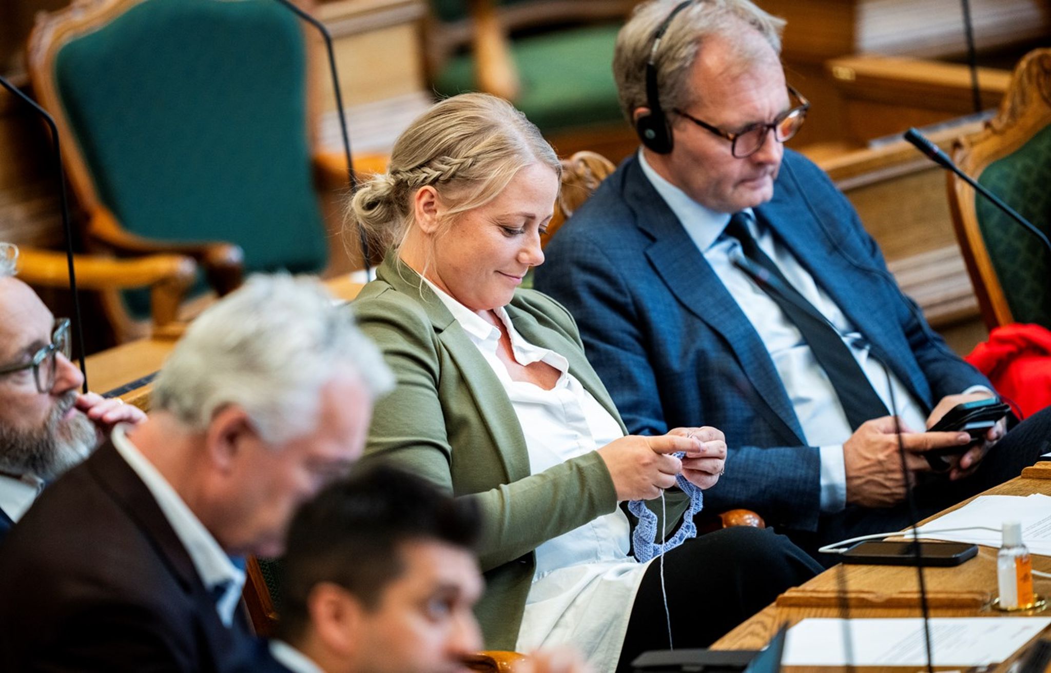 ”Hvis Folketinget er kørt ud på et vigespor, er det i høj grad med Folketinget selv som togfører,” skriver forfatterne i en ny bog, der stiller skarpt på Folketingets rolle som lovgiver.&nbsp;