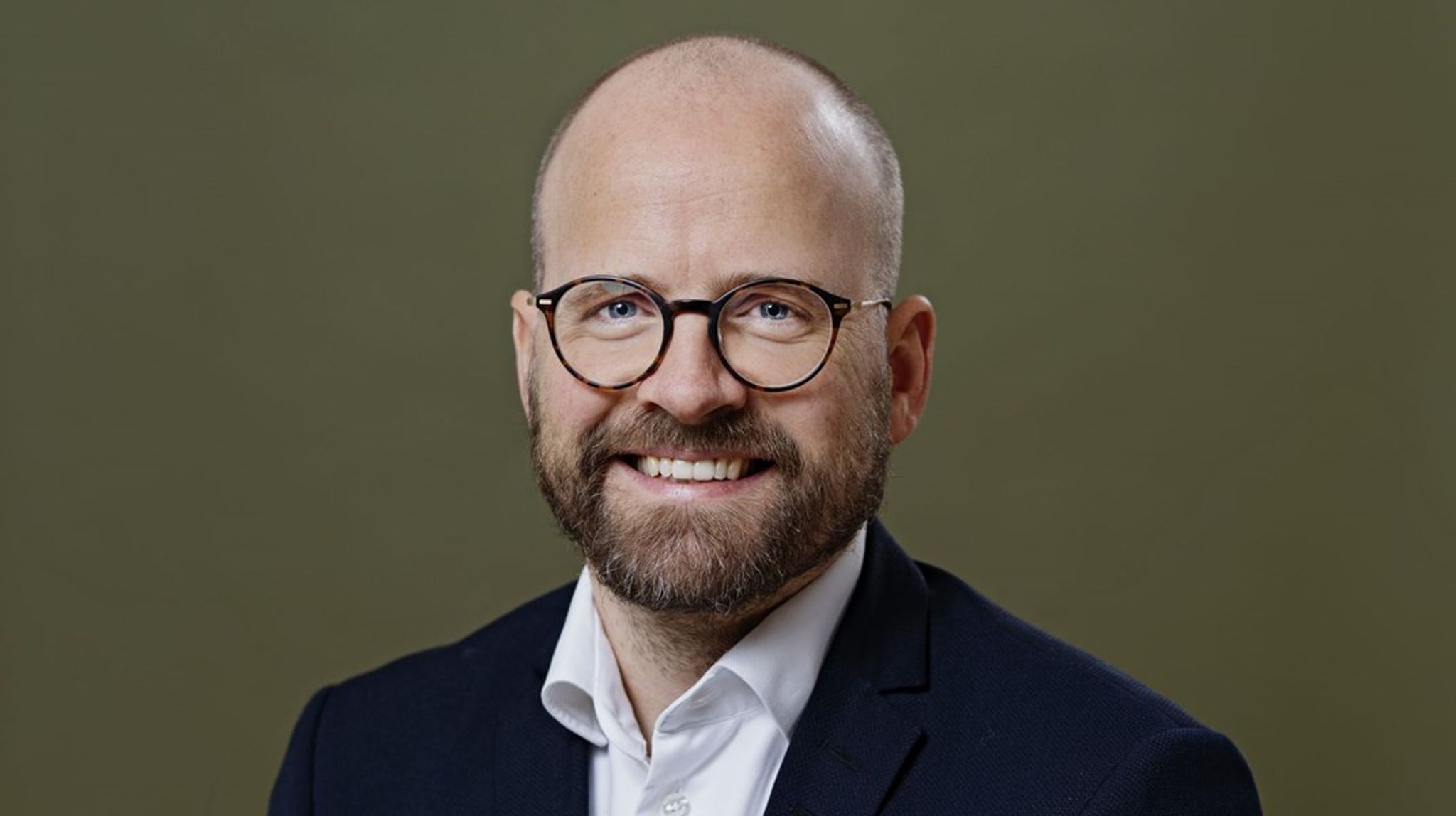 Simon Gravers Jacobsen kommer fra en stilling som afdelingschef i Beskæftigelsesministeriet.