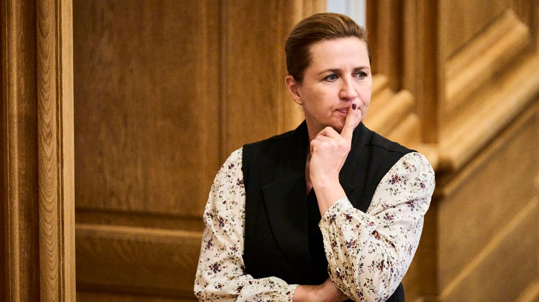 Statsministeren sad som tilskuer i mange timer. Da hun indtog talerstolen, var hun kampklar og slog hårdt igen på den blå opposition.