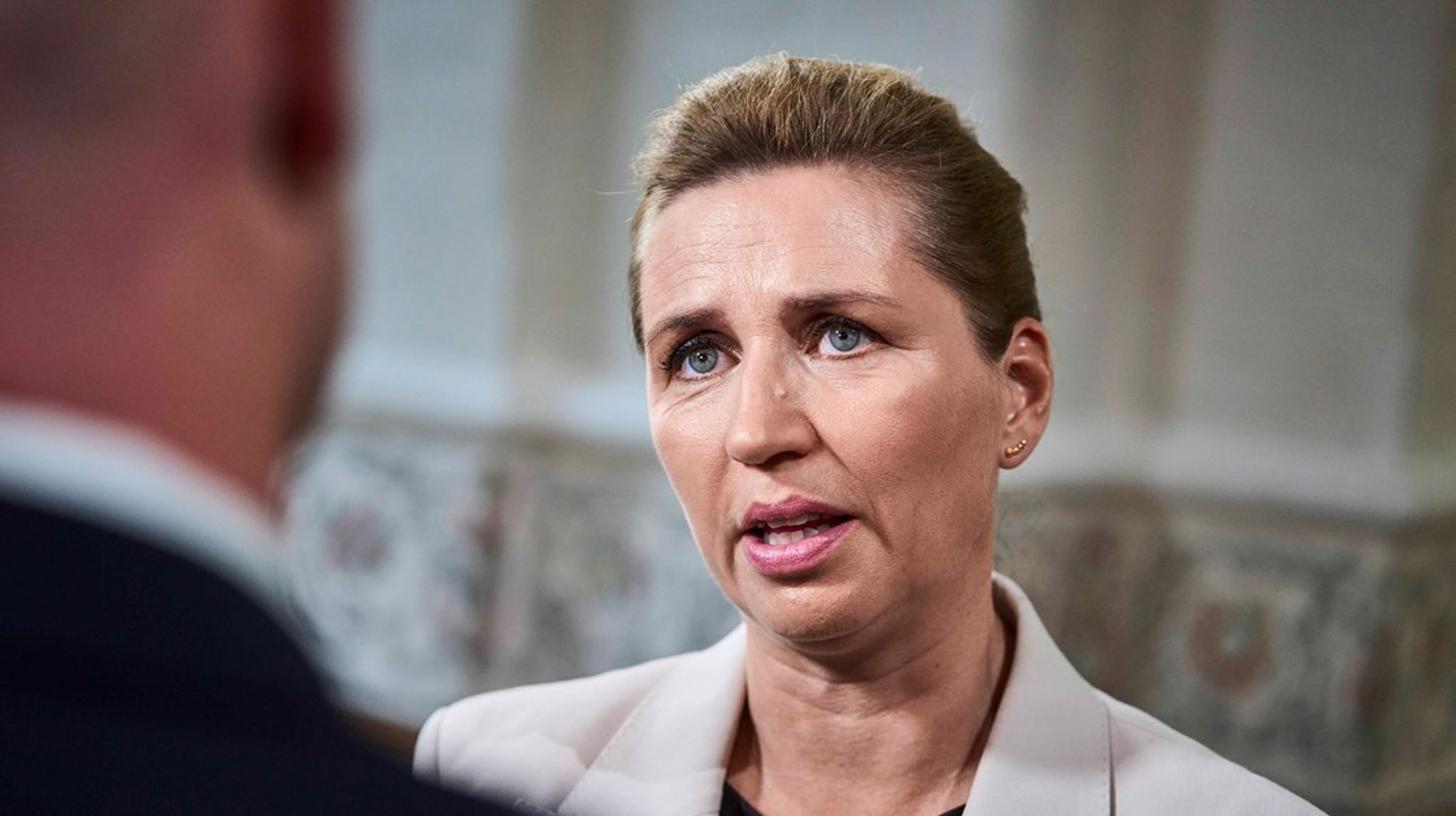 Denne gang er det ikke en global epidemi, men russisk hybridkrig, som myndighederne skal beskytte os imod. Og modsat sidste gang ligner det ikke, regeringspartierne får held med at holde kritikken nede, skriver Morten Reimar. 