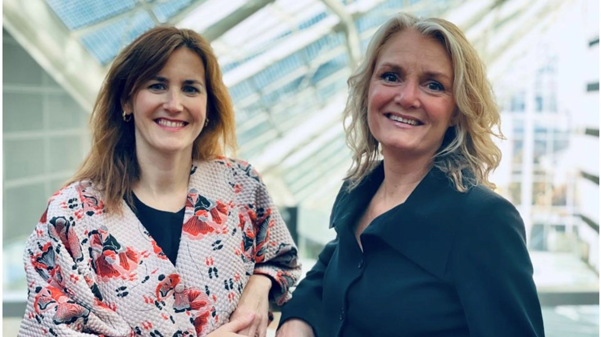 Til højre står Christine Molgaard Cleemann, der er ansat som&nbsp;ny chef for ledelsesudvikling i Dansk Industri, sammen med Kinga Szabo Christensen, rådgivningsdirektør i DI.
