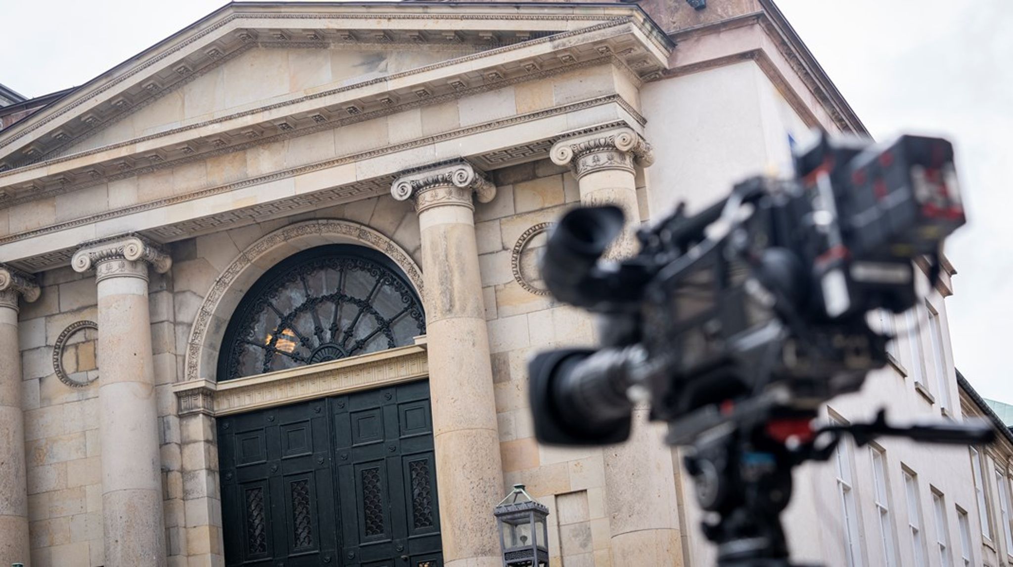 Der er et problem i dansk retspraksis: Myndigheder kan i vidt omfang overtræde reglerne uden at blive stillet til ansvar, skriver Jacques Hartmann.