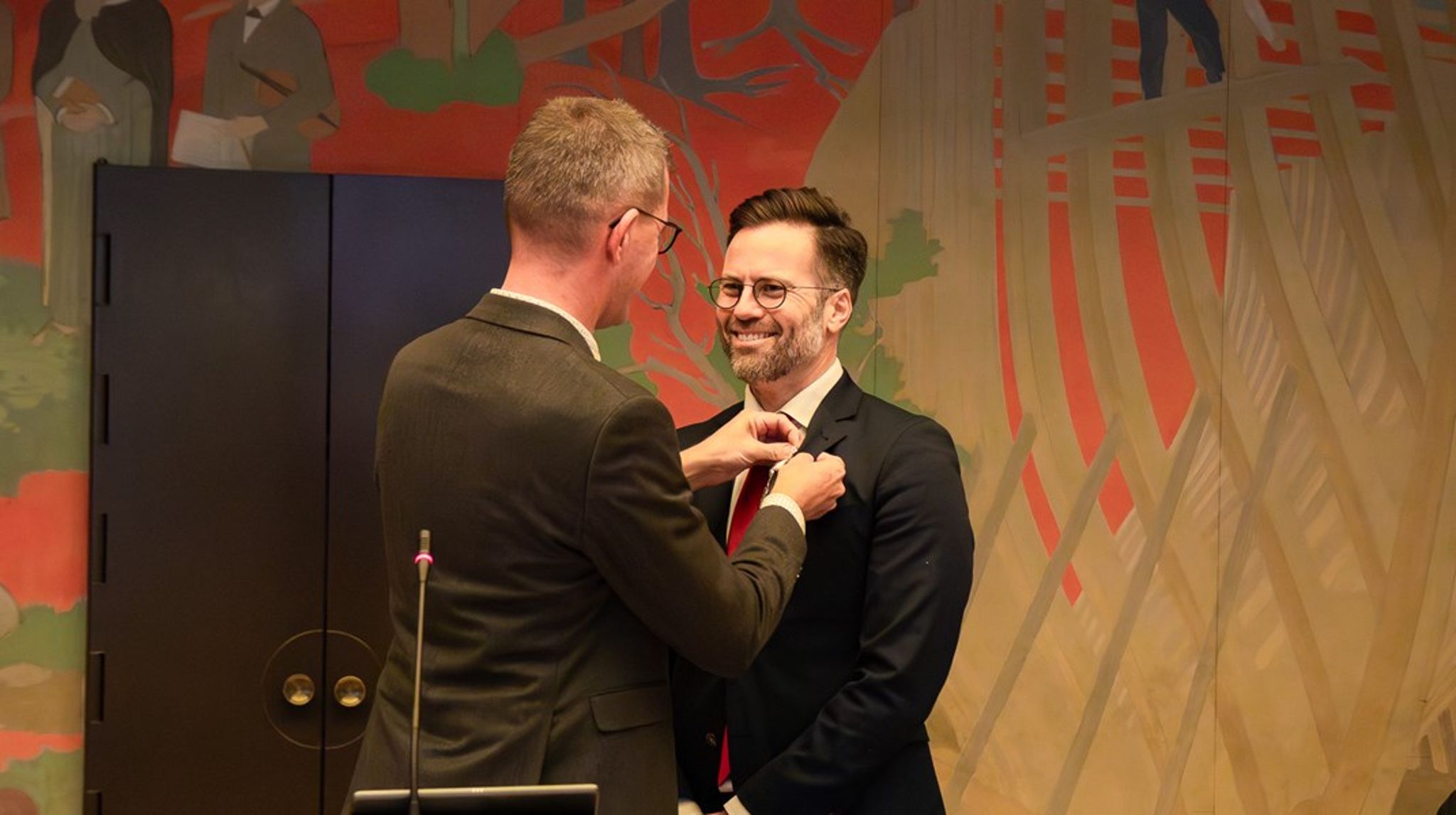 Peter Rahbæk Juel (S) fik overrakt Ridderkorset af&nbsp;ældre- og handicaprådmand Brian Dybro (SF).
