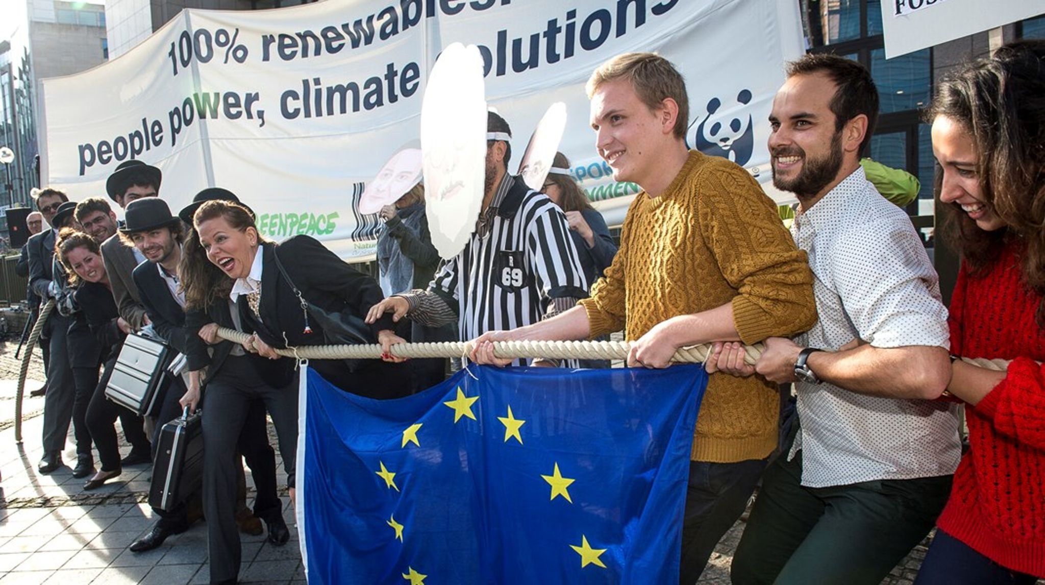 For ti år siden var det klimademonstranterne, der råbte EU-lederne op. Ved topmødet torsdag er det snarere alle dem, der frygter en dyr grøn omstilling, som får ørenlyd.