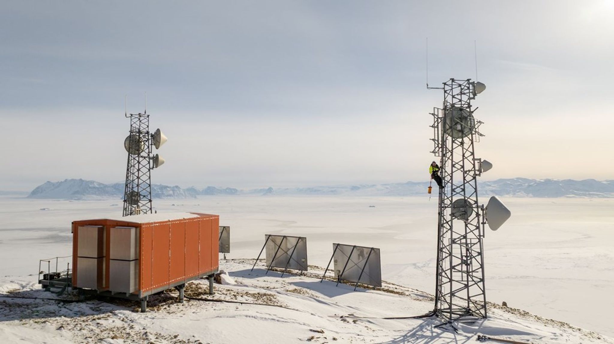 Internettet er især ustabilt i Nord- og Østgrønland, hvor forbindelsen går gennem radiokæde- og satellitsystemer. Steder med sådan en type forbindelse betegnes typisk som satellitområder.<br>