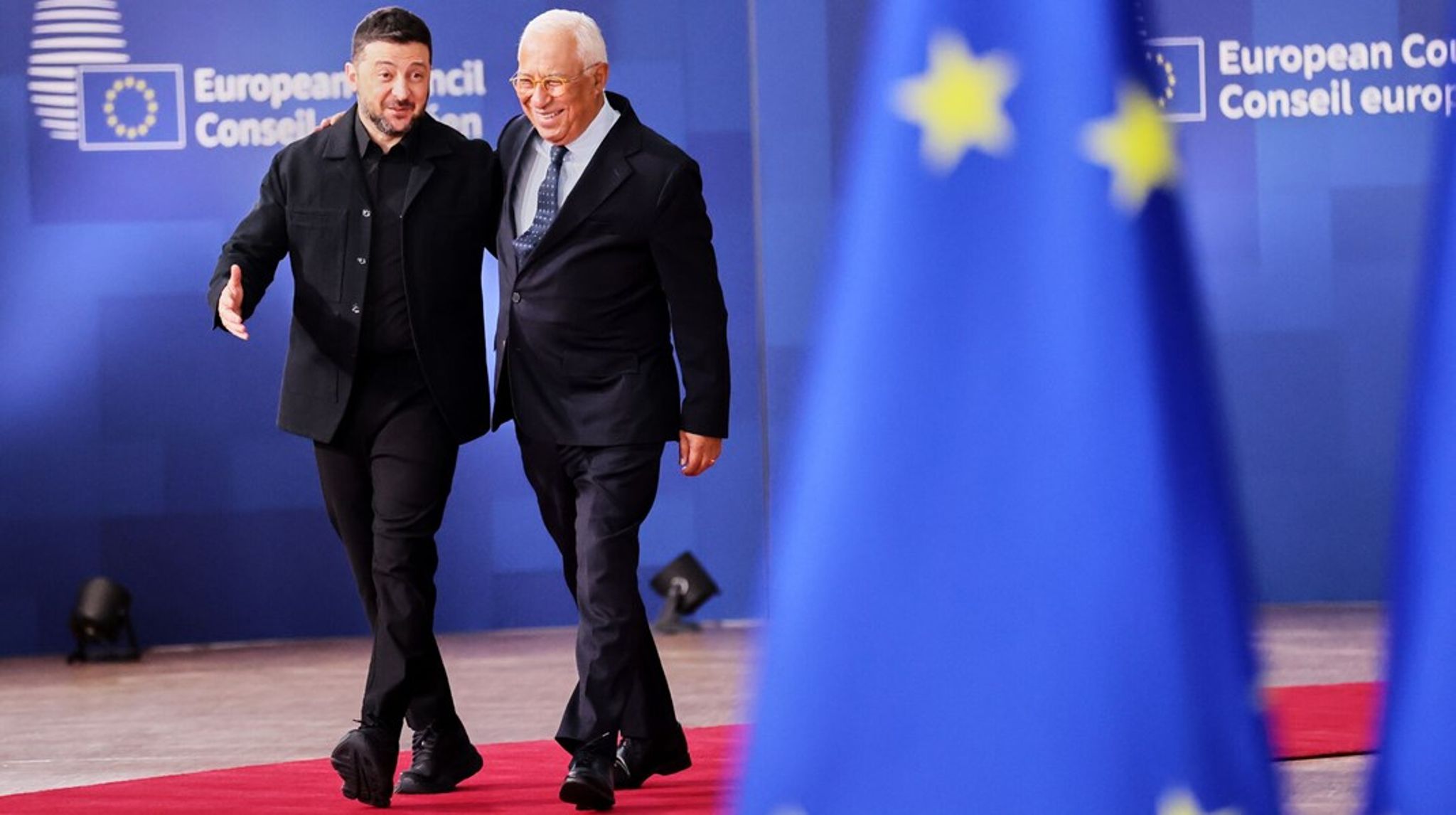 EU's rådsformand, Antonio Costa (t.h.), lovede Ukraines præsident, Volodymyr Zelenskyj, at Europas ledere nok skal finde mange flere penge til ukrainernes forsvar mod Rusland. Men lige nu står det ikke klart, hvor de penge skal komme fra.