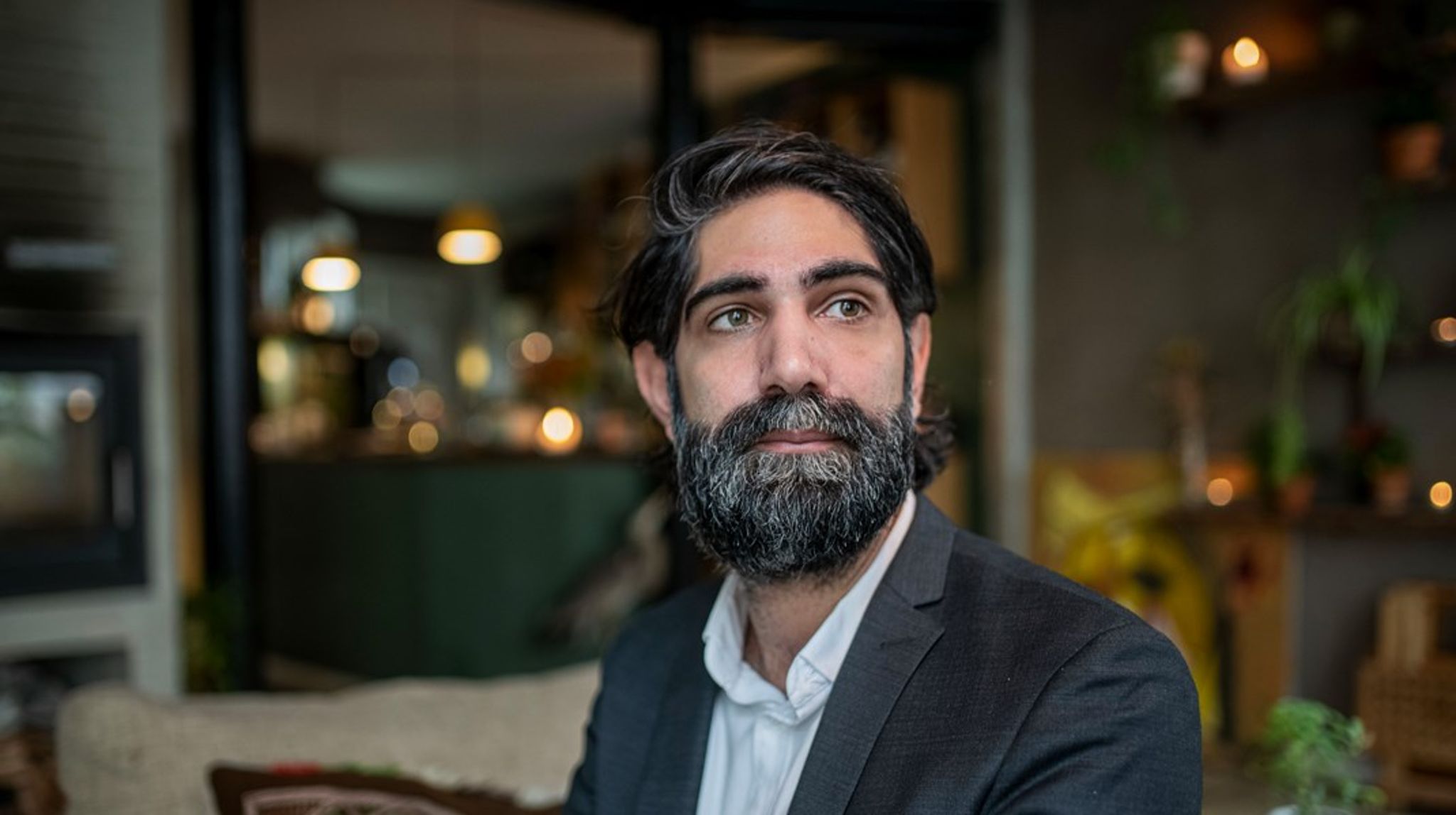 Det er ikke nødvendigvis os, der har adhd, der har ændret os. Det kan lige så godt være samfundet. Og så kan du passende lige prøve flere forskellige typer "speed" af for at føle dig som en del af fællesskabet, skriver Nima Zamani.