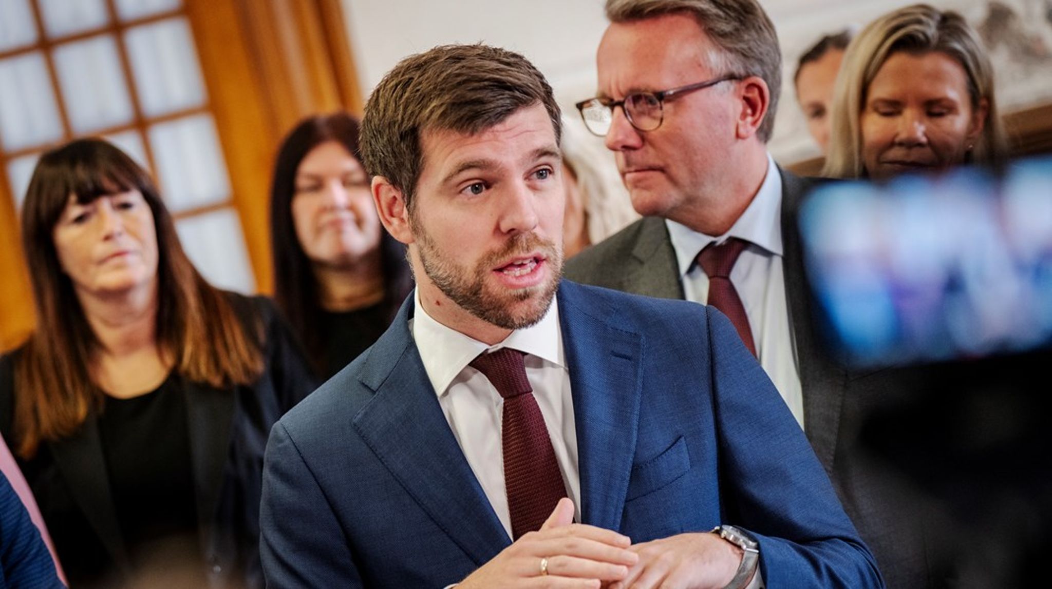 Erhvervsminister Morten Bødskov (S) var flankeret af ministerkollegaerne Morten Dahlin (V) og Lars Aagaard (M) da beslutningen om udpegningen af de 11 industriparker blev præsenteret til doorstep. 