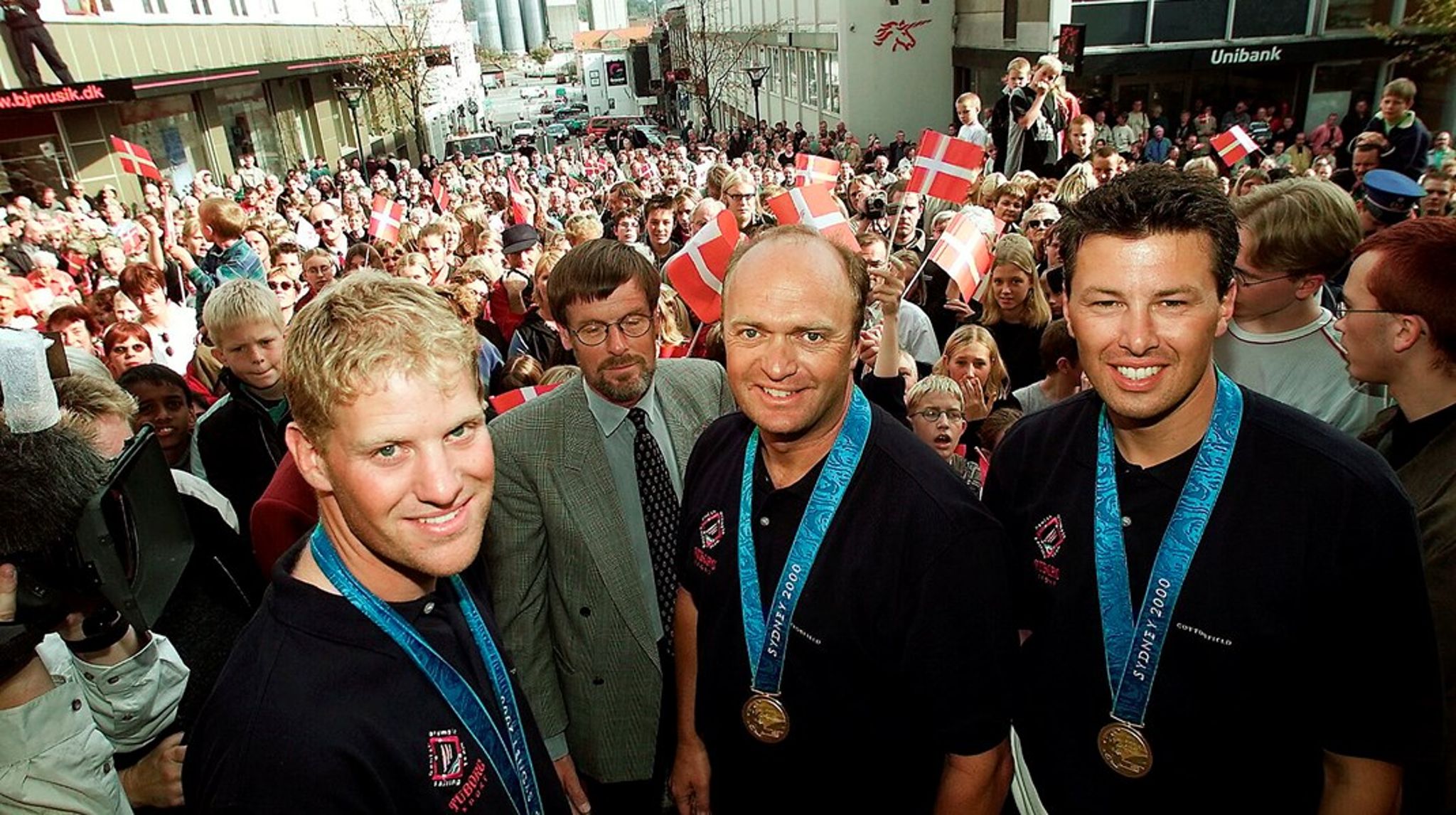 Henrik Blakskjær (th.) vandt guld i seljsportsdiciplinen solingen med skipper Jesper Bank (m.) og anden gast Thomas Jacobsen (th.) til OL i Sydney i 2000. 