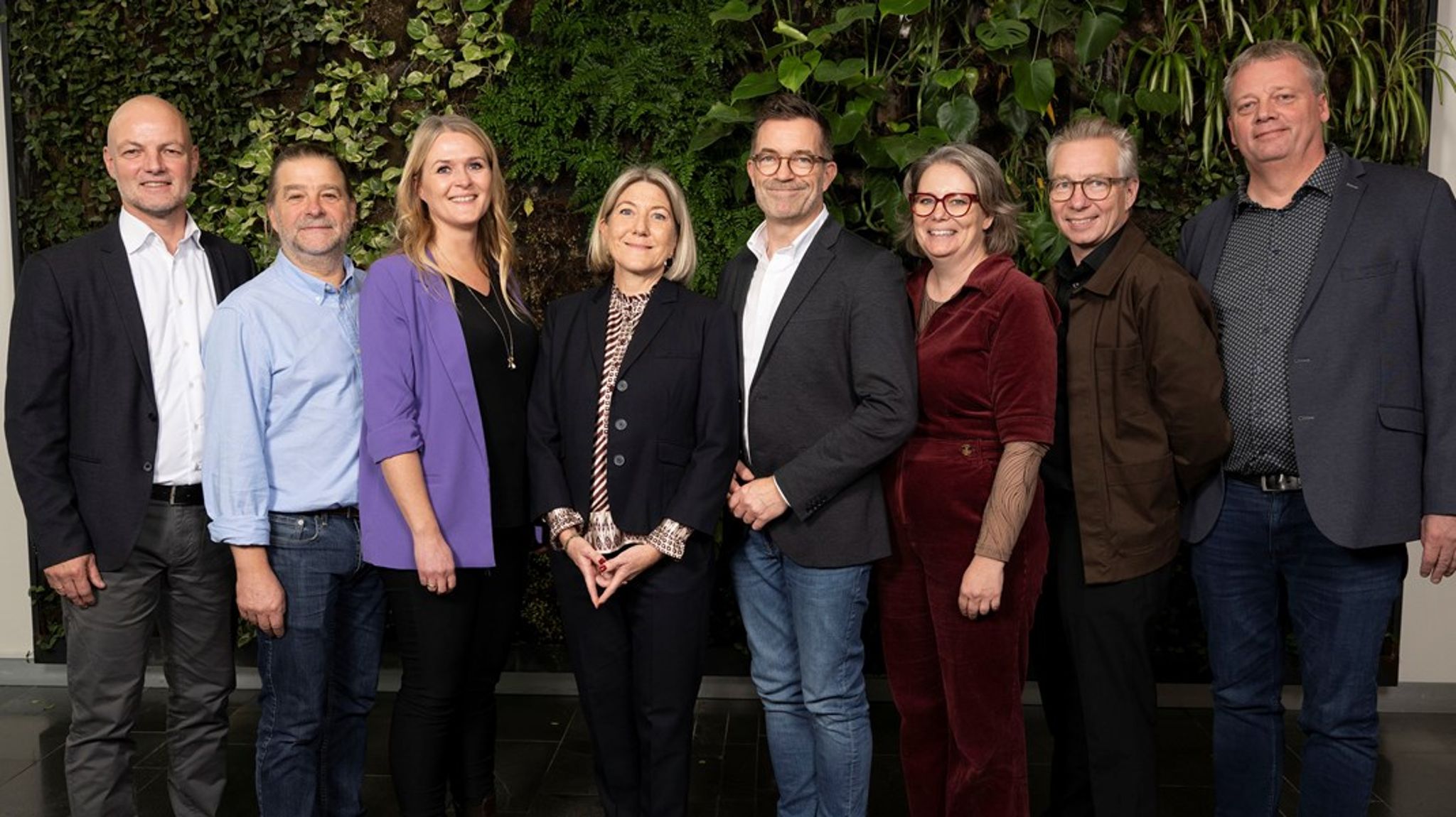 Fra
venstre ses: Mogens Brag, Morten Winther Bothe, Hanne Garval, Dorte Andreas
(formand), Kristian Dissing Olesen (næstformand), Helle Wendt Nielsen, Lars
Aaberg, Claus Bredahl Sørensen.