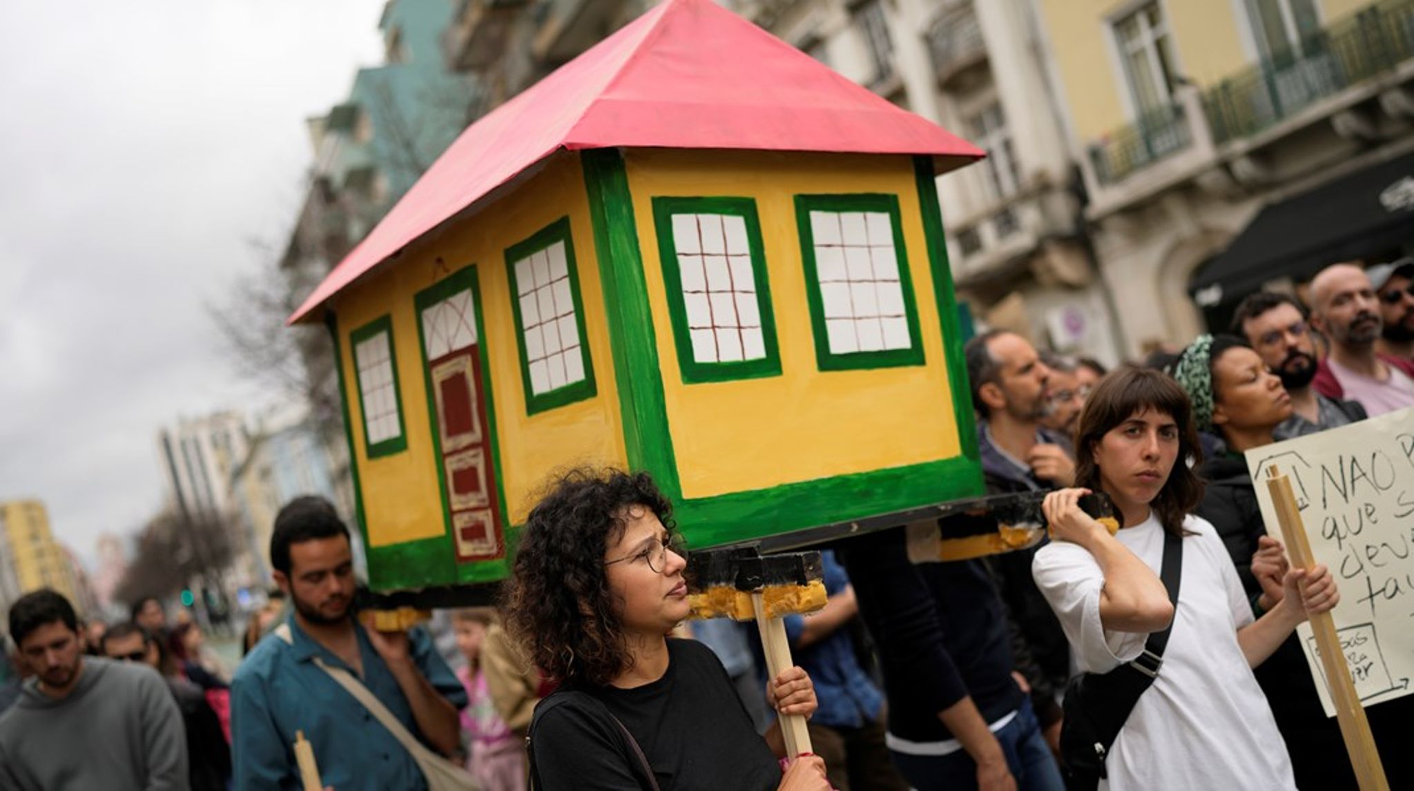 I adskillige europæiske byer er folk gået på gaden for at protestere over høje boligpriser. Her fra Portugal.