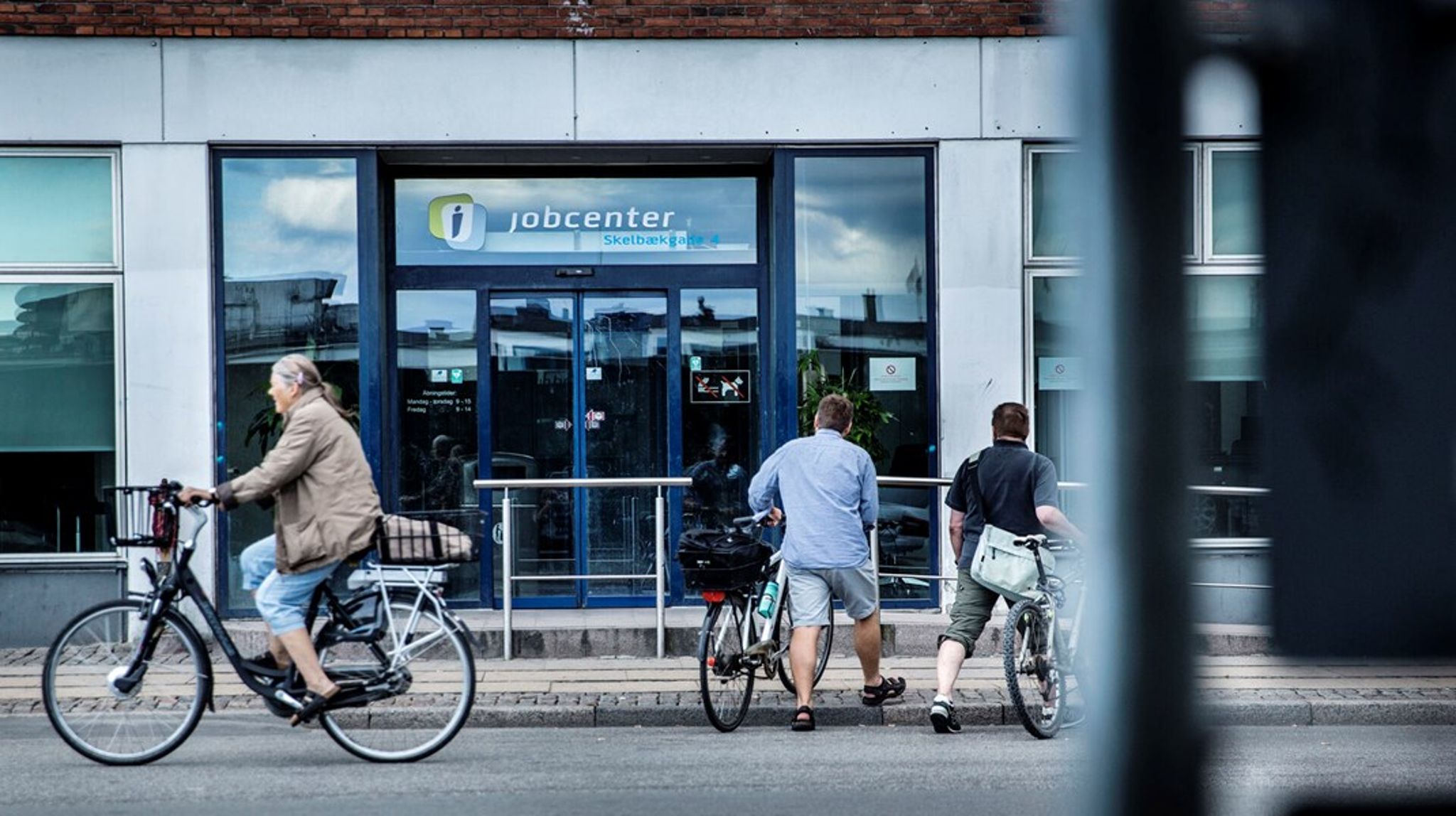 Beskæftigelsesreformen giver i princippet kommunerne større frihed til at levere udviklingsforløb til udsatte borgere. Men reformen reducerer samtidig omfanget af tilgængelige midler, skriver Camilla Bjerre Damgaard, Peter Sidelmann og Hans Uldall-Poulsen.<br>
