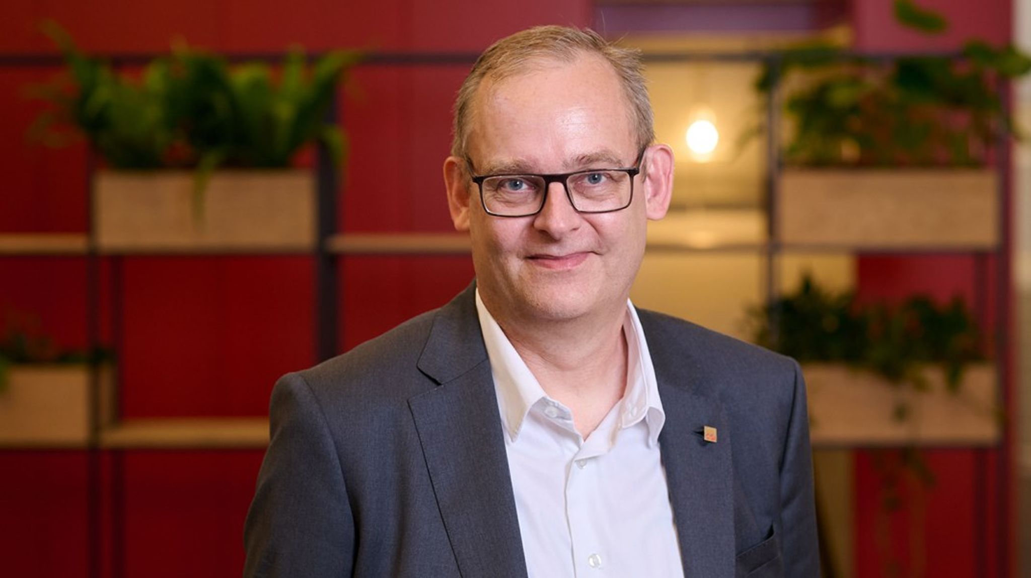 AI bliver problematisk, når det overtager det meste af arbejdet fra rigtige mennesker. Kompetente medarbejdere, som kender substansen og kan se konsekvenserne af en given beslutning, skriver Henrik Mejlgaard.