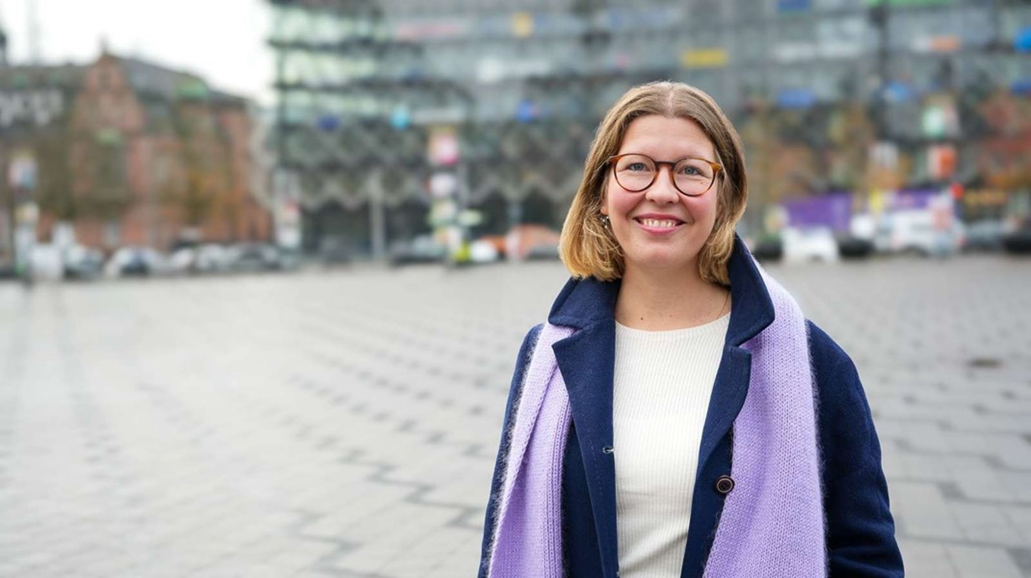 Forinden ansættelsen i Rud Pedersen Danmark har Louise Simoni været kampagnechef i Primetime, presseansvarlig i Digitaliseringsstyrelsen og journalist på DR2. 