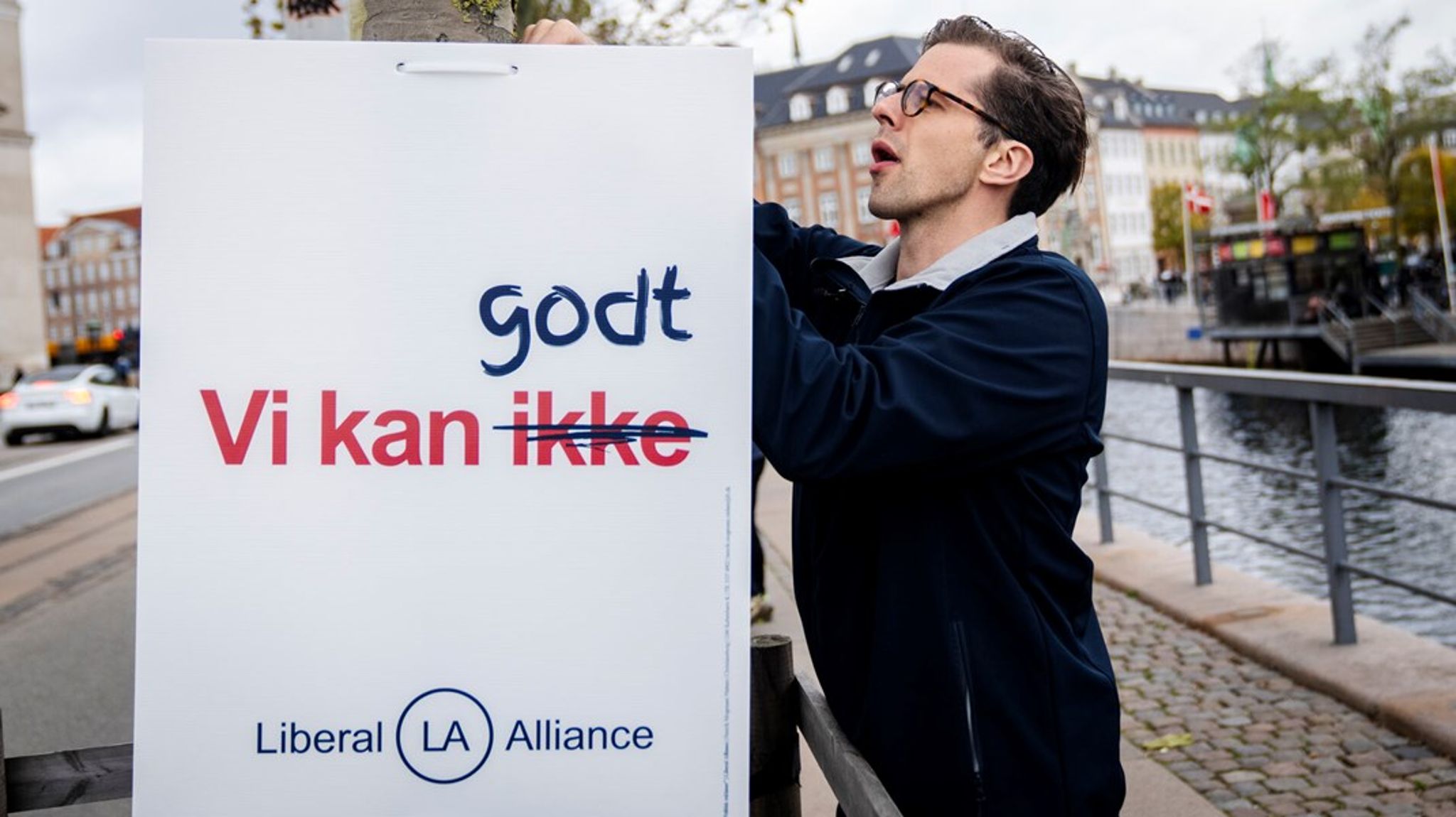 Kommunen bør bruge flere penge på børn, ældre og socialt udsatte og færre penge på 'nice to have'-projekter som udlejning af elcykler og sportsevents, mener Johannes Grand, der går efter at blive valgt ind i byrådet i Ballerup Kommune. På billedet ses partileder Alex Vanopslagh hjælpe til med at hænge valgplakater op i København.