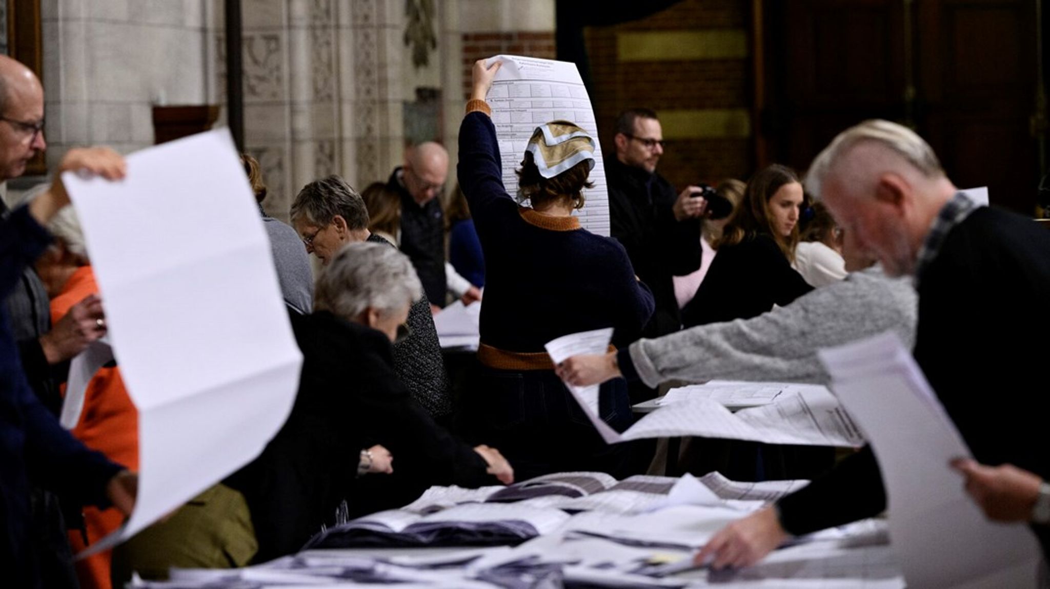 Mistilliden er ikke et tegn på, at folk har vendt demokratiet ryggen. Det er et råb om at blive taget alvorligt, skriver&nbsp;Lisbeth Knudsen og Rie Odsbjerg Werner.