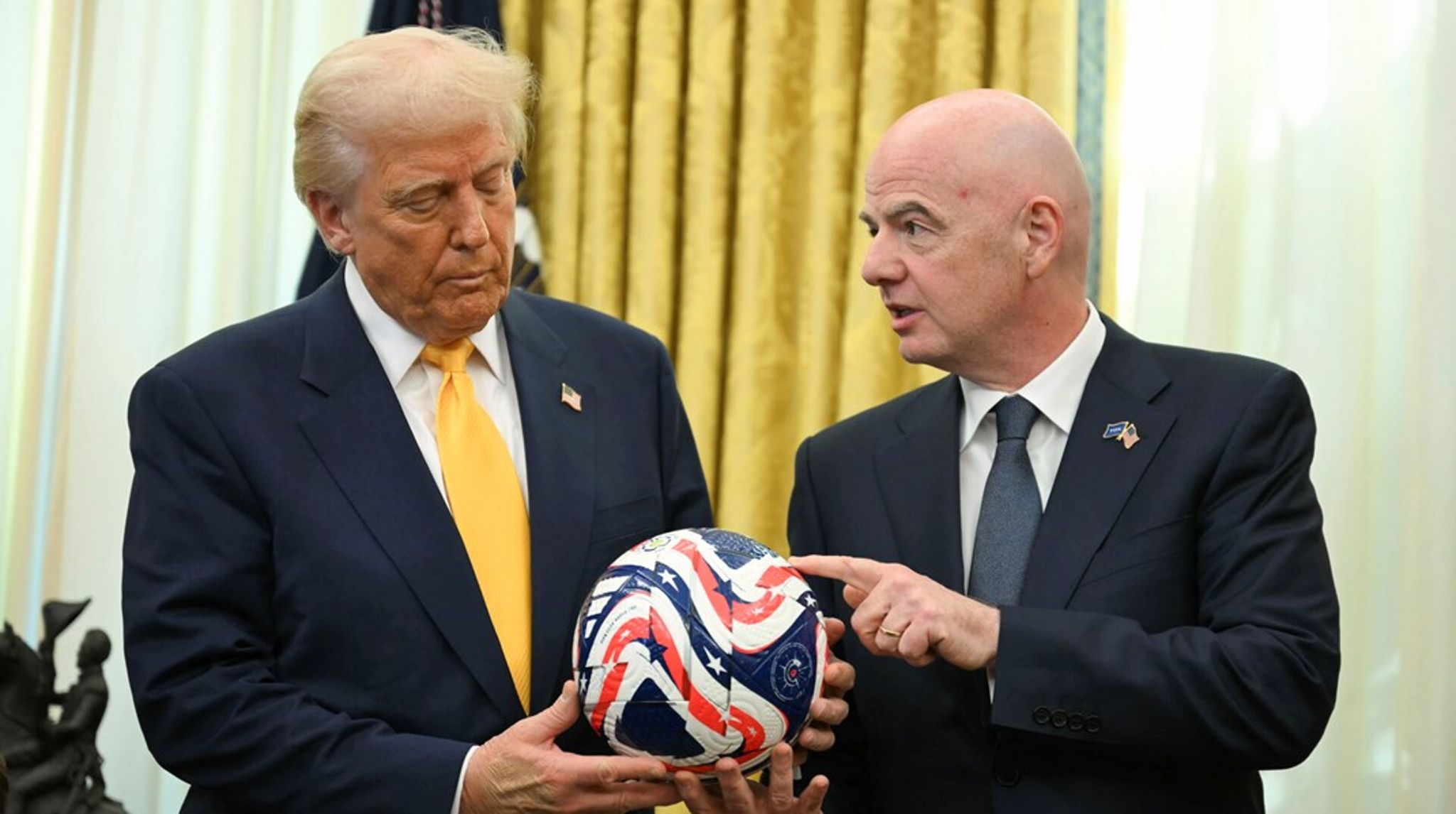 At Fifas øverste leder på egen hånd etablerer en pris, der angiveligt skal hædre "enestående handlinger for fred", og samtidig antyder, at Trump er den naturlige modtager, er mere end blot et kuriøst indslag, skriver&nbsp;Tobias Thune Jacobsen.