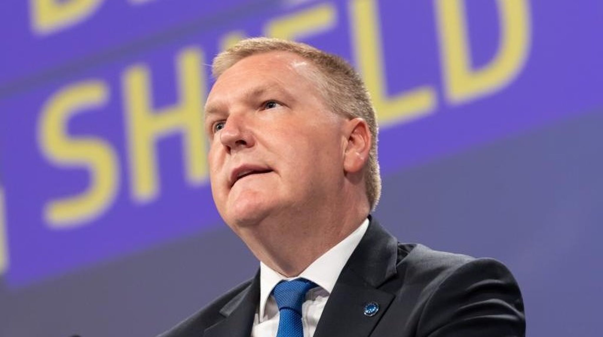 "Frie og uafhængige medier er demokratiets ilt. Men i dag er mange af dem ved at kvæles," siger EU's kommissær for justits og demokrati, irske Michael McGrath.