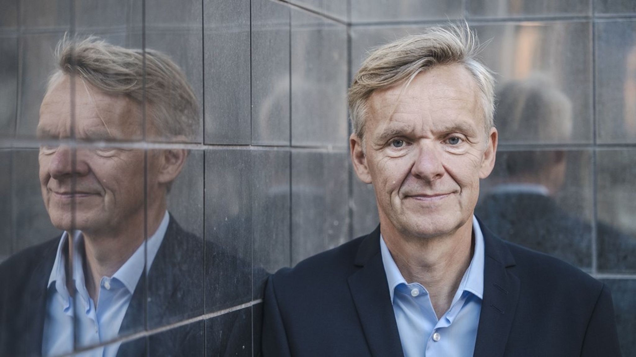 Fra mit kontor i København sidder jeg og kigger ud over en masse flade tage, hvor det ikke ville gøre den store forskel for herlighedsværdien, om de grå tagpaptage blev udskiftet med blanke solpaneler, skriver&nbsp;Poul Madsen.