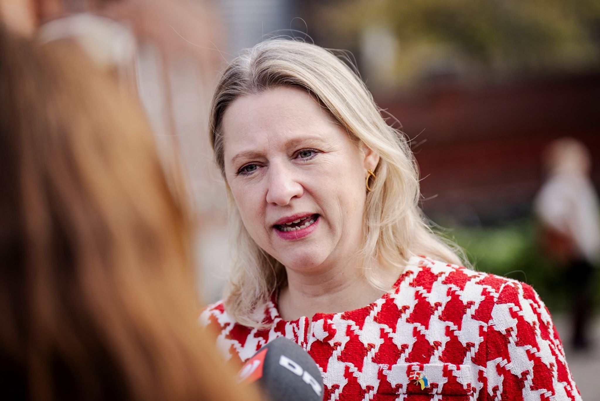 Indsatser der skal hjælpe voldsramte børn og unge er på listen over initiativer, der finansieres af SSA-støtte fra 2026. Her ses socialminister Sophie Hæstorp Andersen netop under et besøg hos Børnehus Hovedstaden, der hjælper børn og unge som er udsat for eller mistænkes at være udsat for vold.&nbsp;