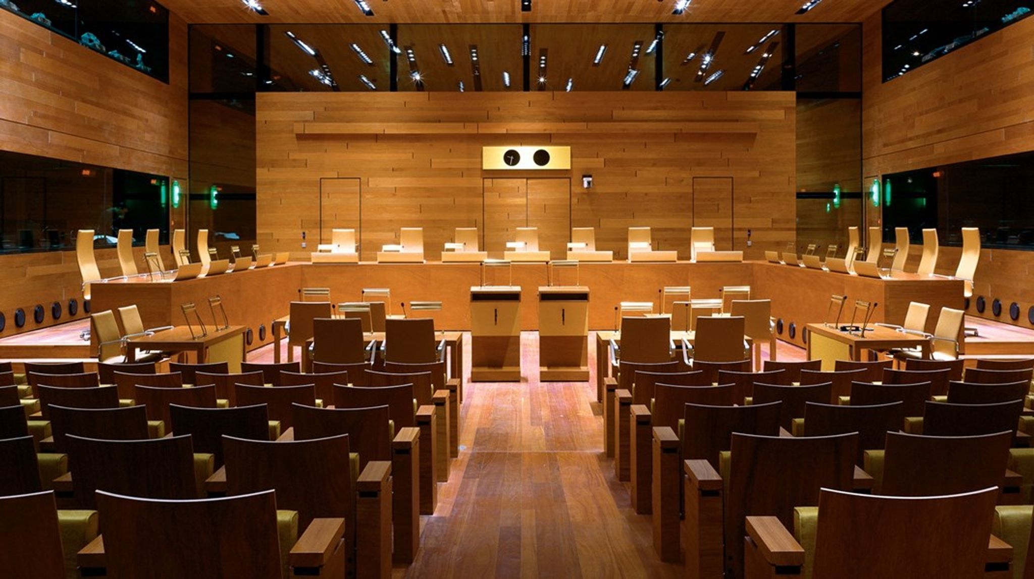 EU-domstolen kom tirsdag med sin afgørelse i sagen om mindstelønsdirektivet. Den har besluttet, at direktivet ikke skal annulleres, da det i det store hele holder sig indenfor EU's kompetence. Dog skal to paragraffer slettes. De handler om, at lande, som allerede har en lovbestemt mindsteløn i dag, skal regulere den på en bestemt måde.