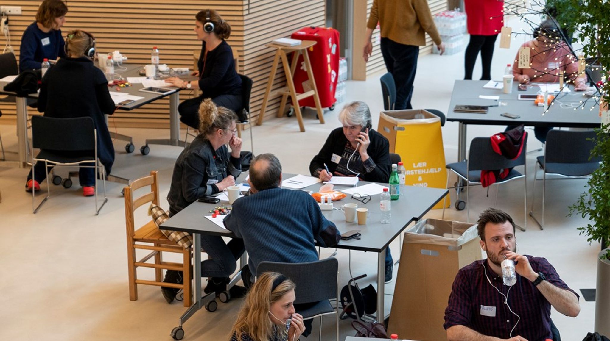 <div>Hvordan skal et civilt beredskab organiseres og koordineres? Og skal organiseringen ske lokalt, regionalt eller nationalt? Her er det et callcenter i Røde Kors' hovedkontor, hvor personale og frivillige svarer på opkald fra bekymrede borgere. </div>