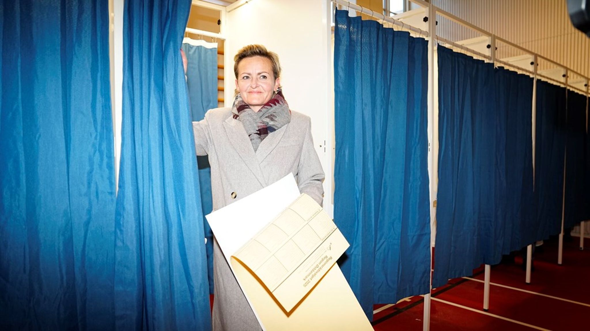 Om få timer har vælgerne talt. Pernille Rosenkrantz-Theil (S) var selv nede og sætte sit kryds på Bellahøj skole i København.