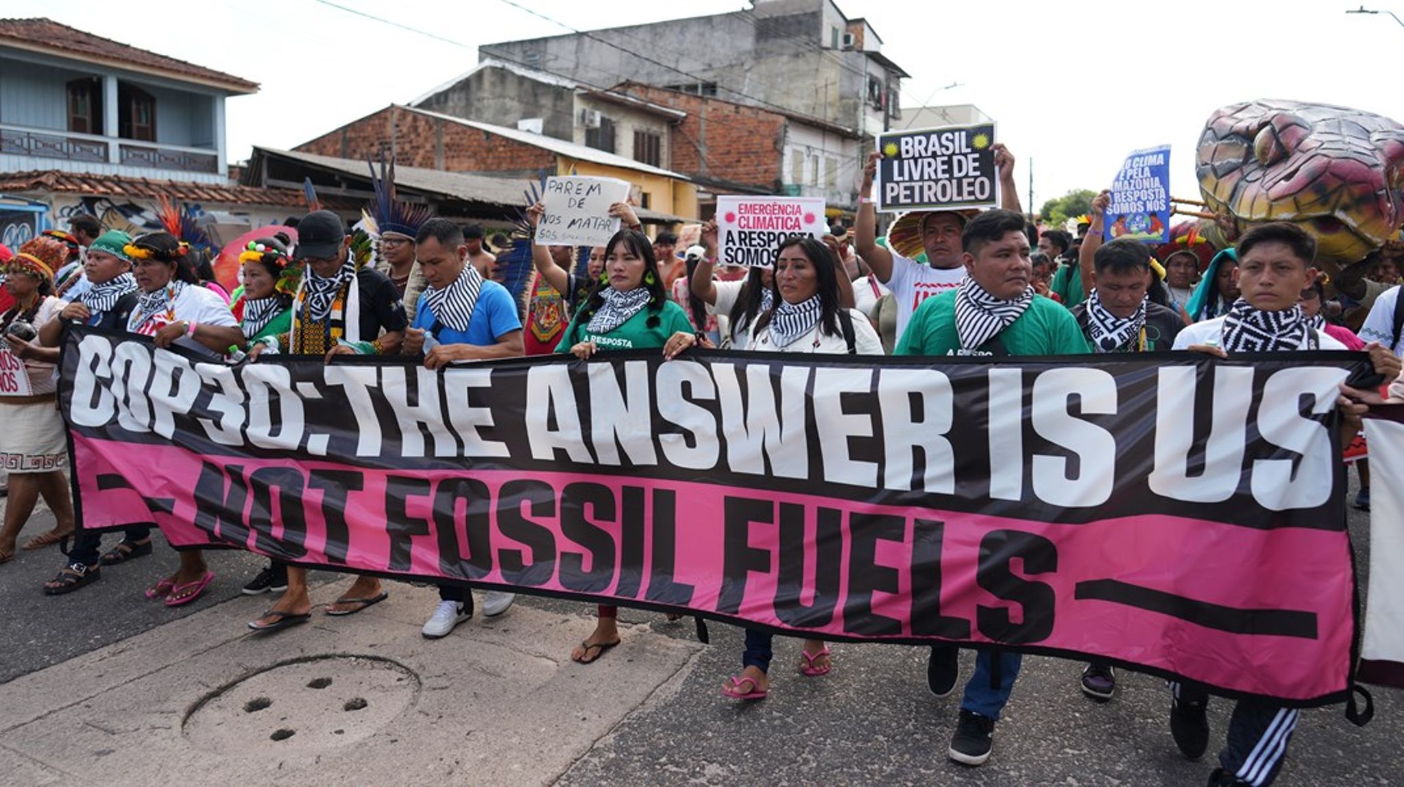 De emissioner, som vi debatterer på COP30, handler i høj grad om virksomheders og&nbsp;ultrariges udledninger.&nbsp;Alligevel sidder vi i et forhandlingslokale i udkanten af Amazonas og
 diskuterer, hvordan vi skal betale for at tilpasse os klimakrisens 
skader, skriver&nbsp;Nicole Marie Pemberton, Sigrid Skou Hansen og Emil Bejer-Pedersen.<br>