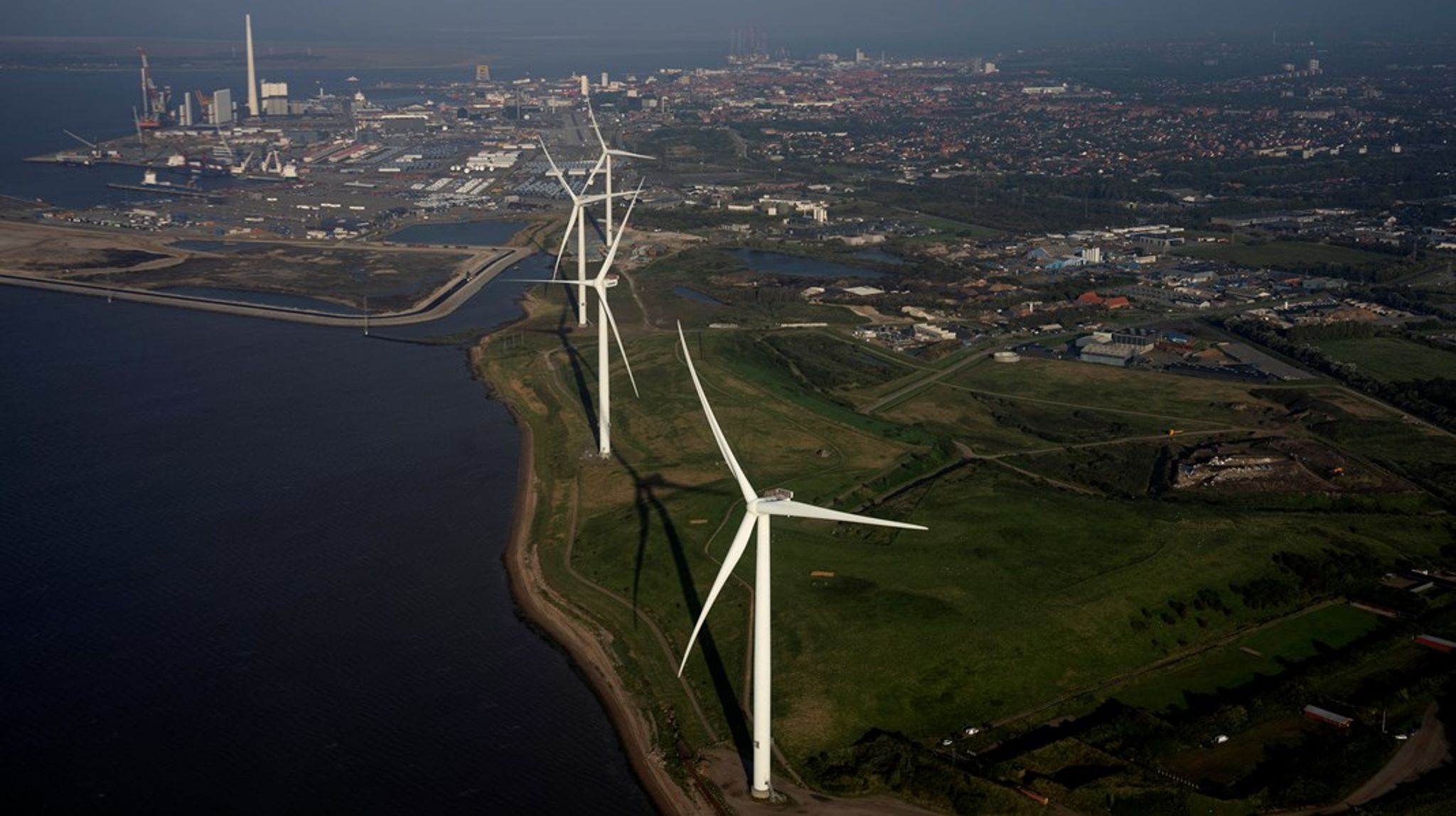 Når vindmøller og solceller kobles op på et Power to X-anlæg, kan skibe sejle på grønne brændsler som metanol, ammoniak og brint, men hvornår sættes udviklingen for alvor i gang i Danmark?