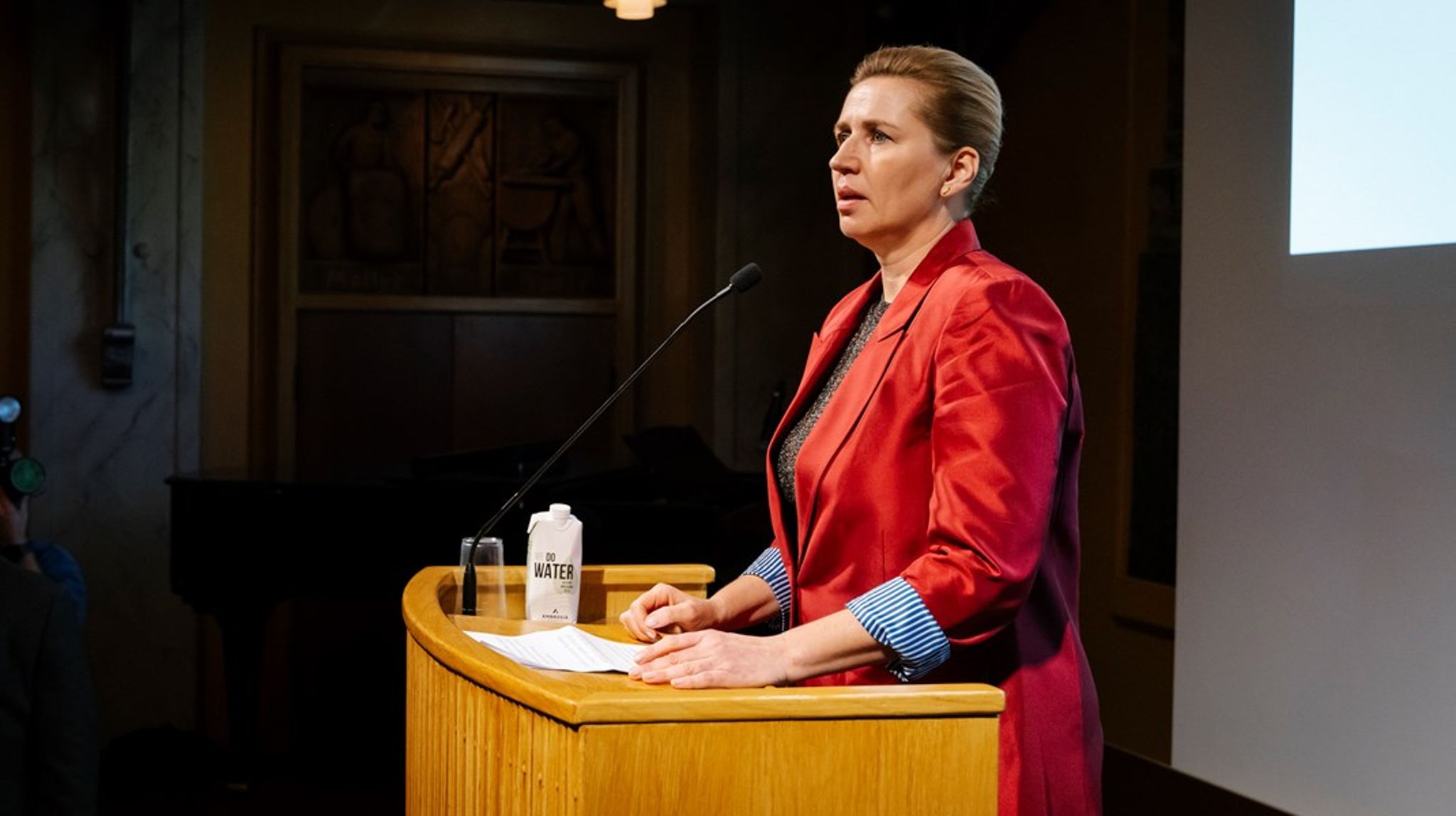 Mette Frederiksen sagde i sommer, at hun elsker denne regering. Kommunalvalget skar det ud i pap: Det gør vælgerne ikke. Enten lytter S-toppen til danskerne – eller også bliver de sat fra bestallingen, skriver Lars Olsen.
