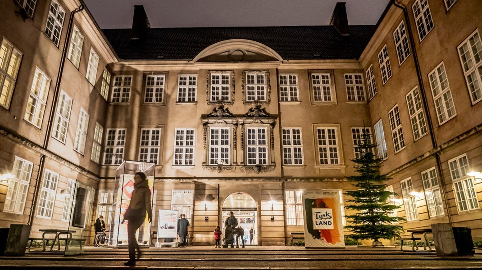 Jeg nåede knap at sætte mig i Nationalmuseets store sal, før noget i mig faldt til ro. Det var ikke forventningen om en stor aften i "forskernes tegn", der gjorde det, skriver Ali Aminali.