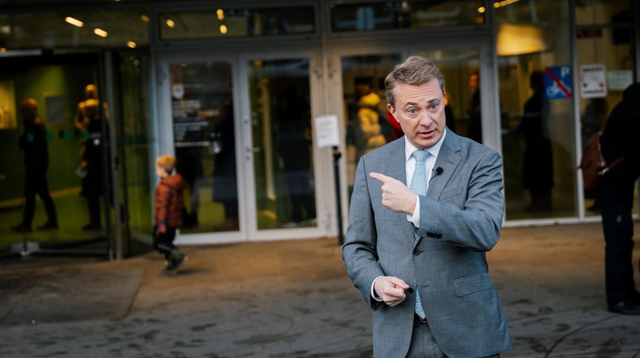 Selv om DF næppe vil indrømme det, så må det ærgre dem, at det er lykkedes Støjbergs tropper at løbe med Dansk Folkepartis gamle land-og-by dagsorden, der var med til at giver DF sit kanonresultat ved folketingsvalget i 2015, skriver Søren Søndergaard.
