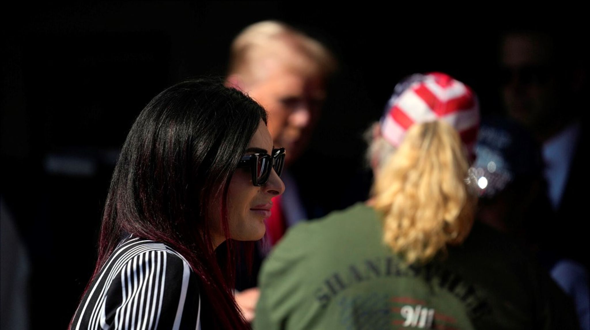 Laura Loomer er en forlænget arm til Trumps mediemaskine – en kanal til basen. Hendes aktioner – teatralske, konfrontatoriske, nøje designet til at gå viralt – har gjort hende både persona non grata og en af Trumps mest loyale soldater, skriver Katrine Krogh Pedersen.